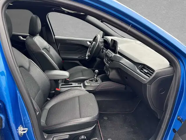 Ford Focus view 3