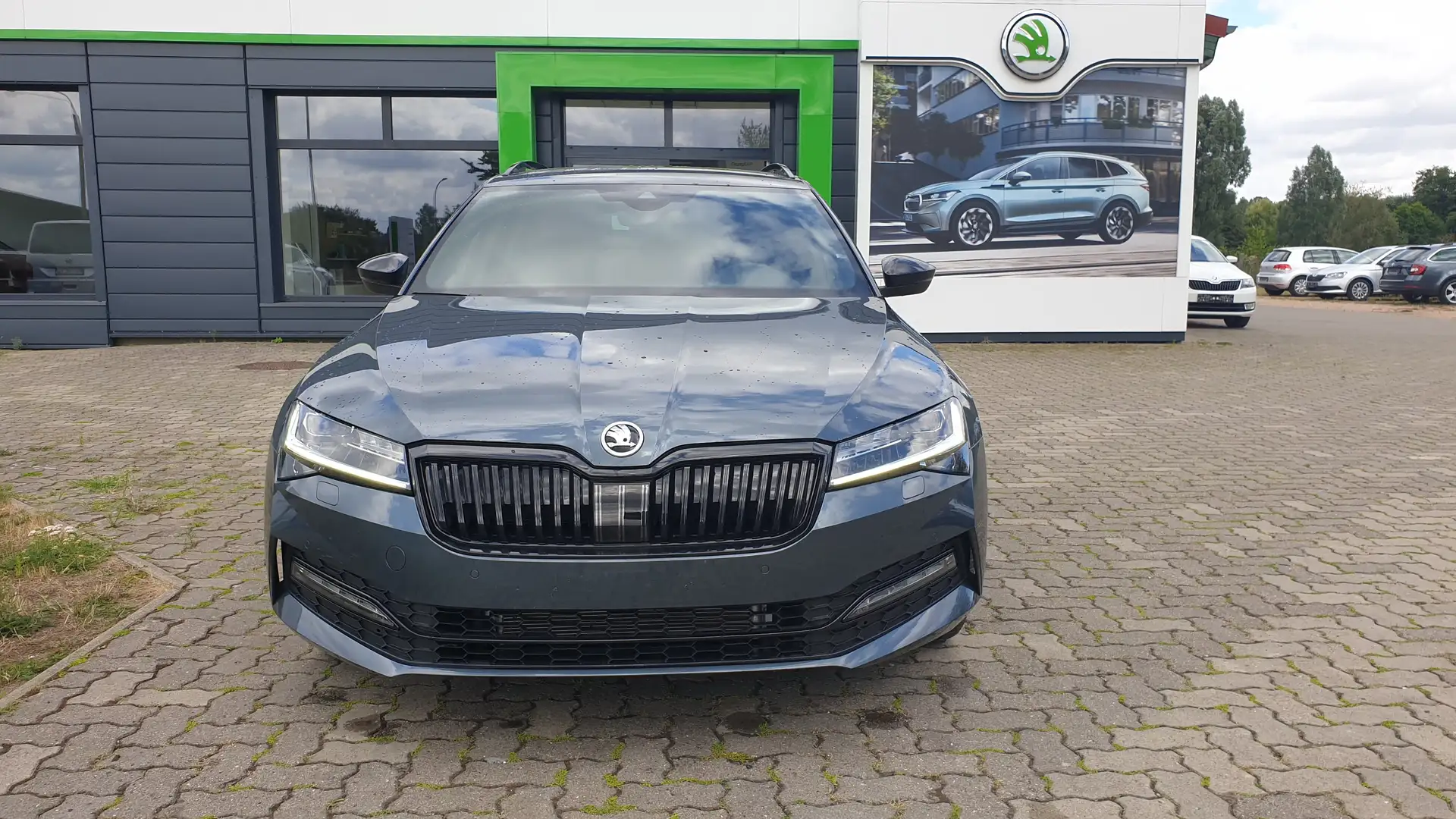 Skoda Superb Combi 1.5 TSI ACT DSG Sportline Grau - 2