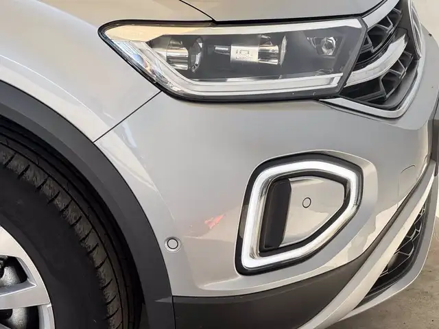 Volkswagen T-Roc view 14