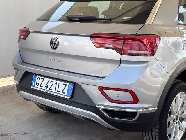 Volkswagen T-Roc view 18