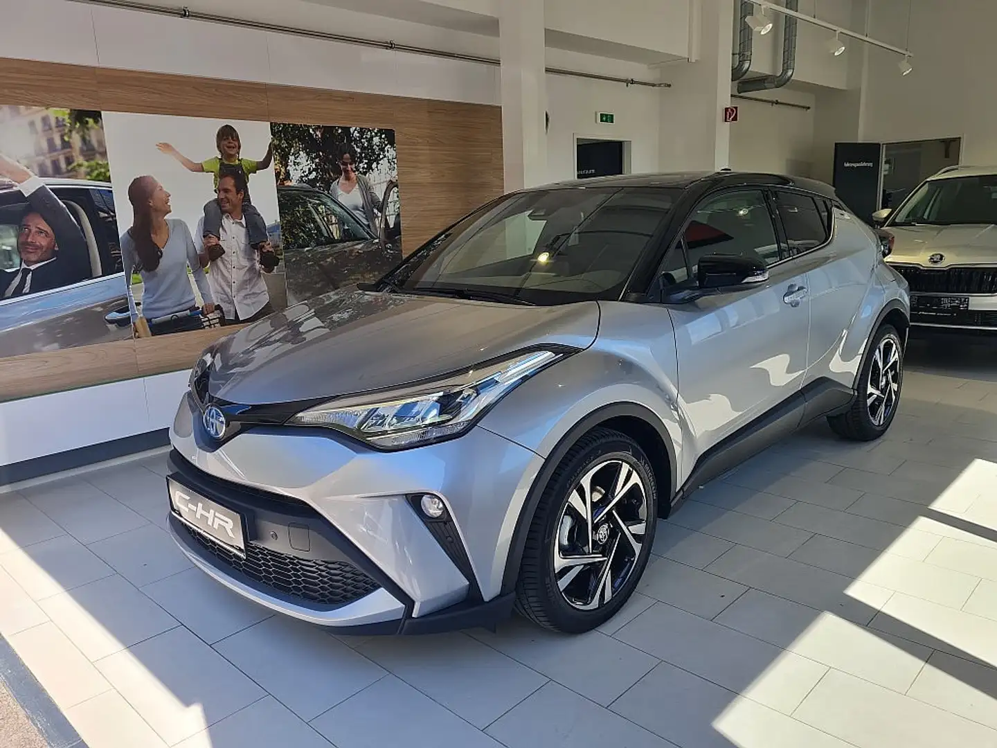 Toyota C-HR 1,8 Hybrid ACTIVE DRIVE CVT Silber - 1