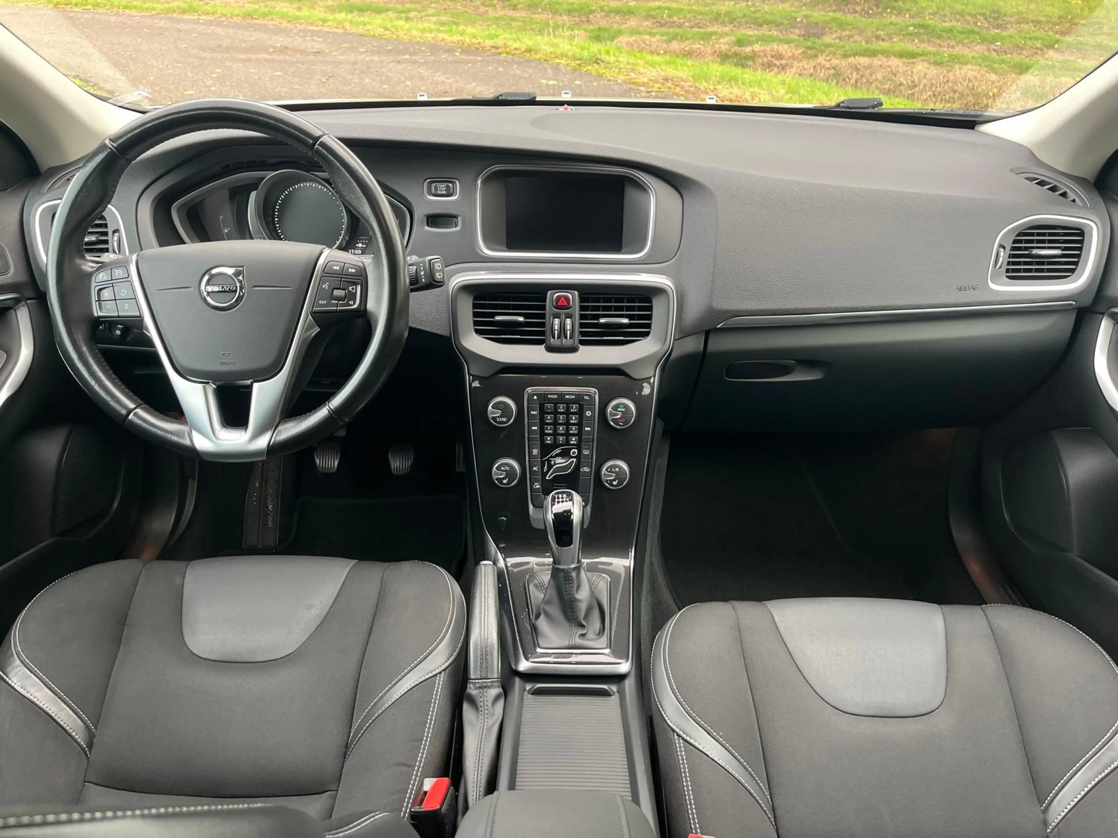 Volvo V40 2.0 T2 — photo 10