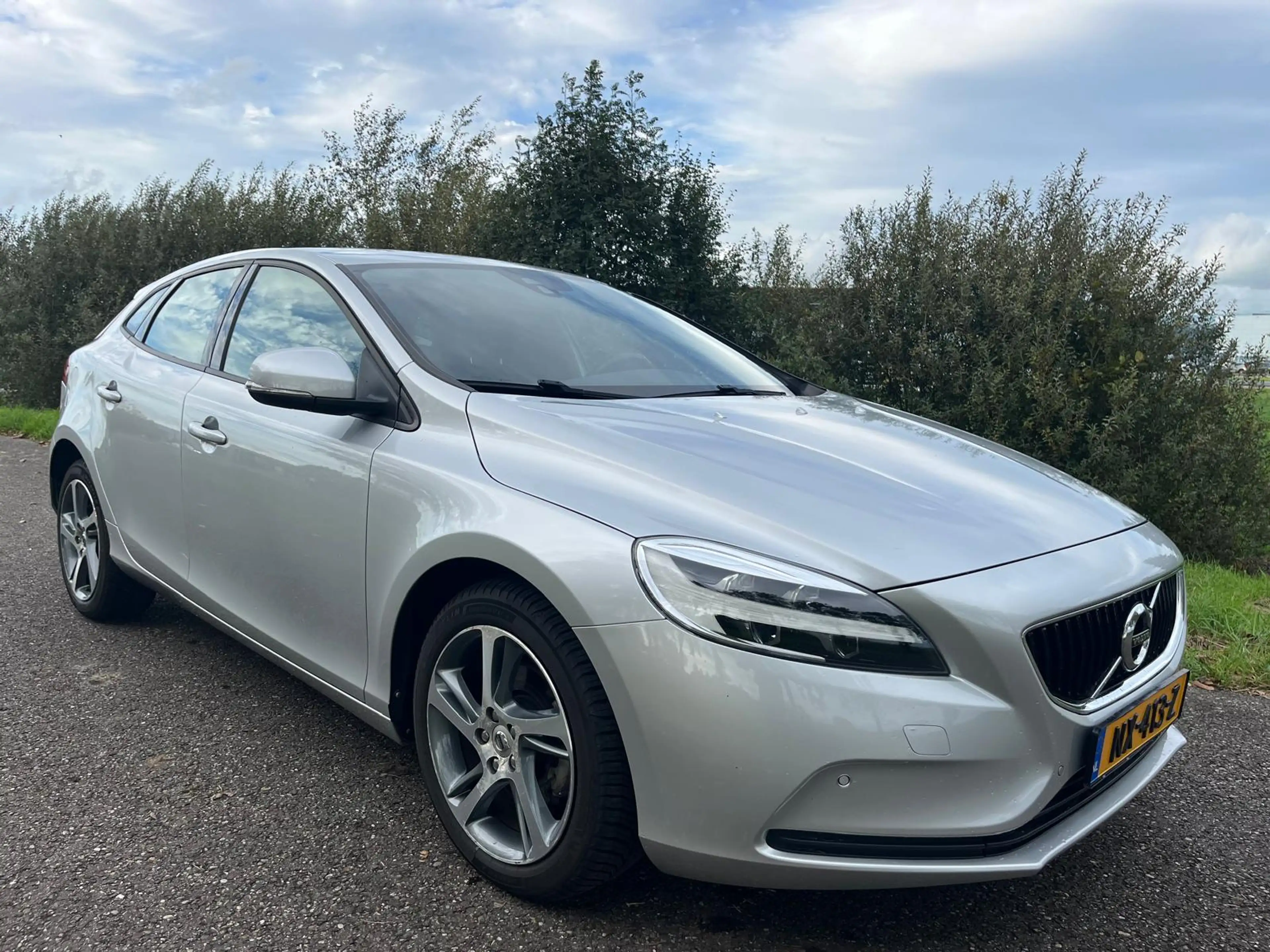 Volvo V40 2.0 T2 — photo 2