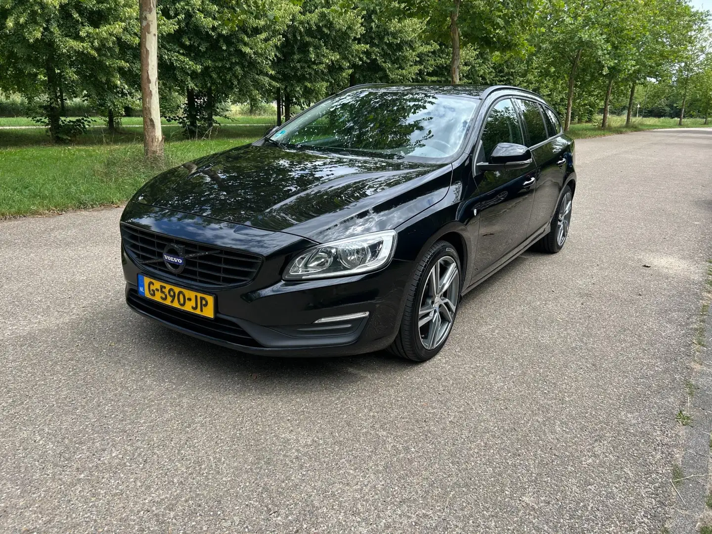Volvo V60 2.0 D2 Momentum Automaat Zwart - 2