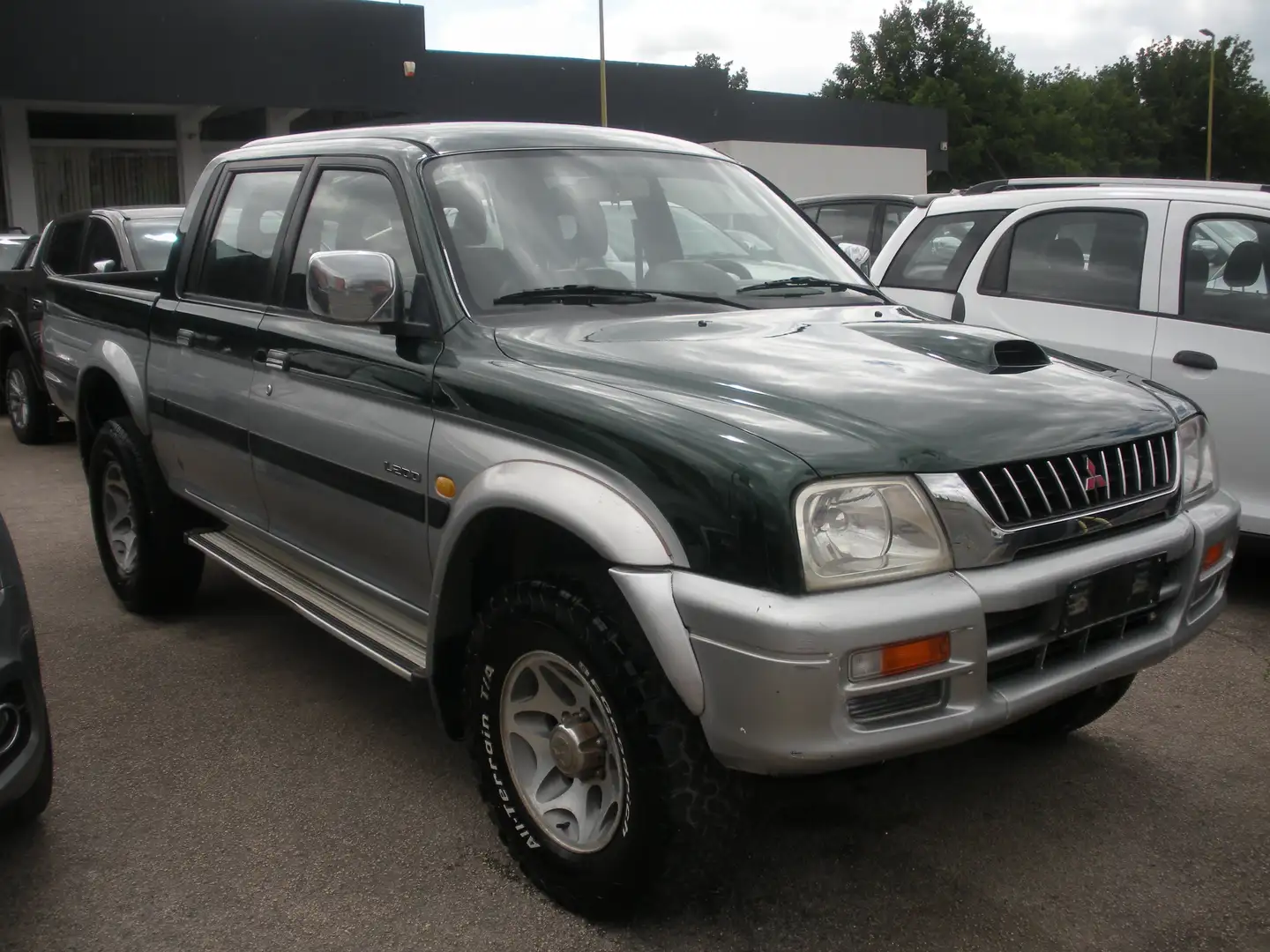 Mitsubishi L200 L200 d.cab 2.5 tdi GLS Special Action 2 4wd Plateado - 2