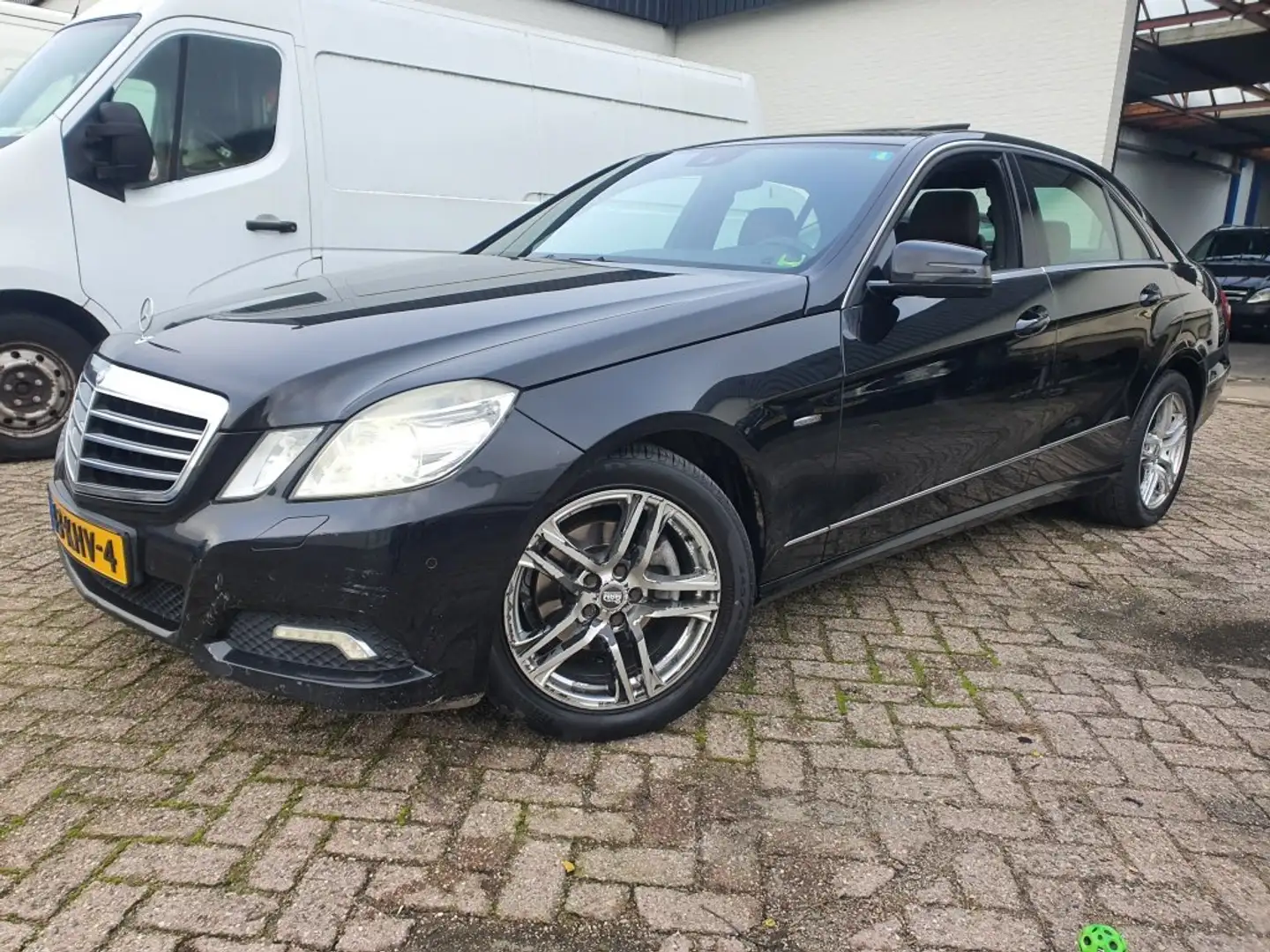 Mercedes-Benz E 220 CDI Avantgarde AUTOMAAT|NAVI|LEER|XENON|DAK|2009 Zwart - 1