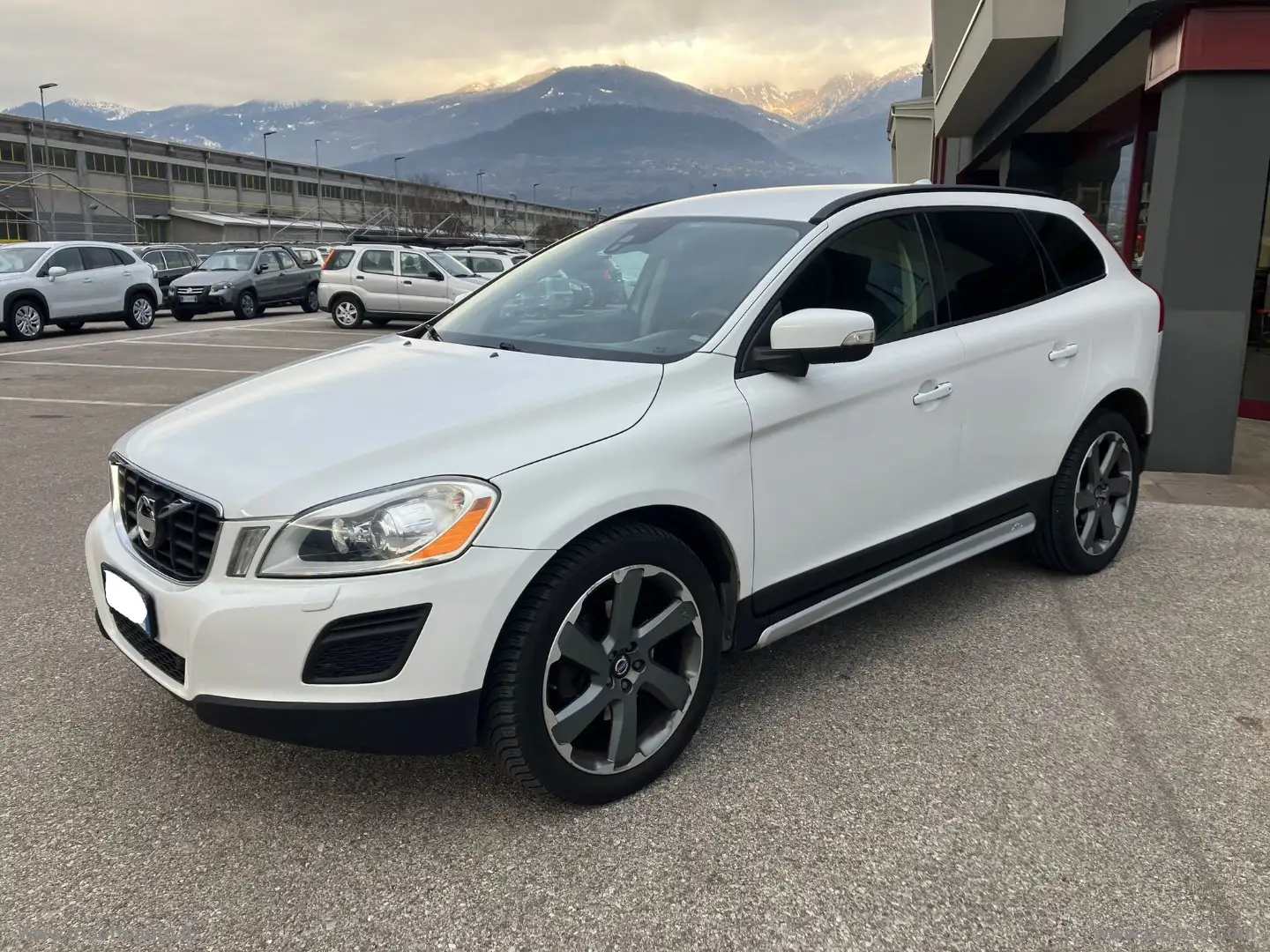 Volvo XC60 D3 AWD Geartronic Kinetic Weiß - 2