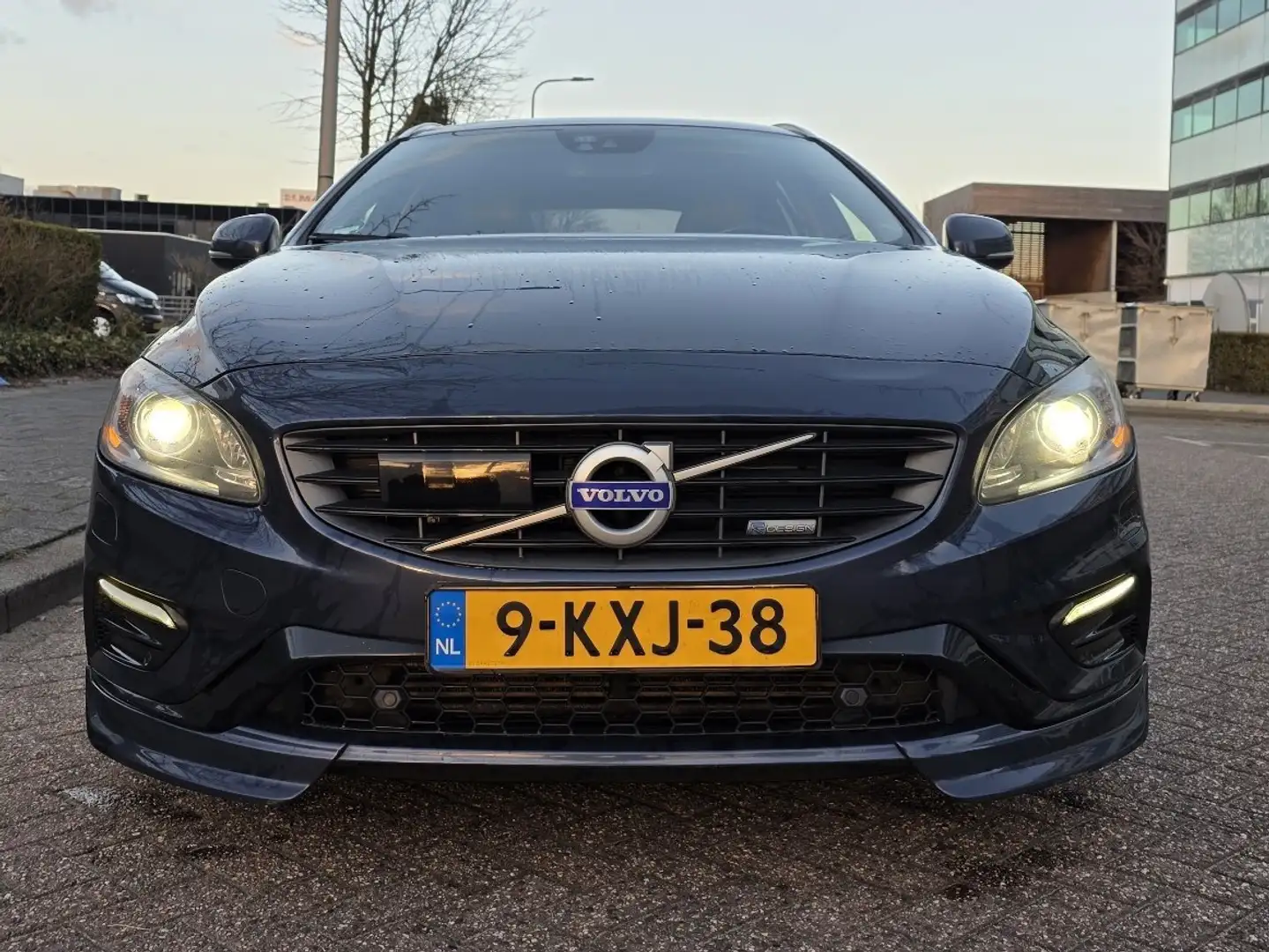 Volvo V60 2.4 D6 AWD PIH SUMMUM VOLL OPTIE plava - 1