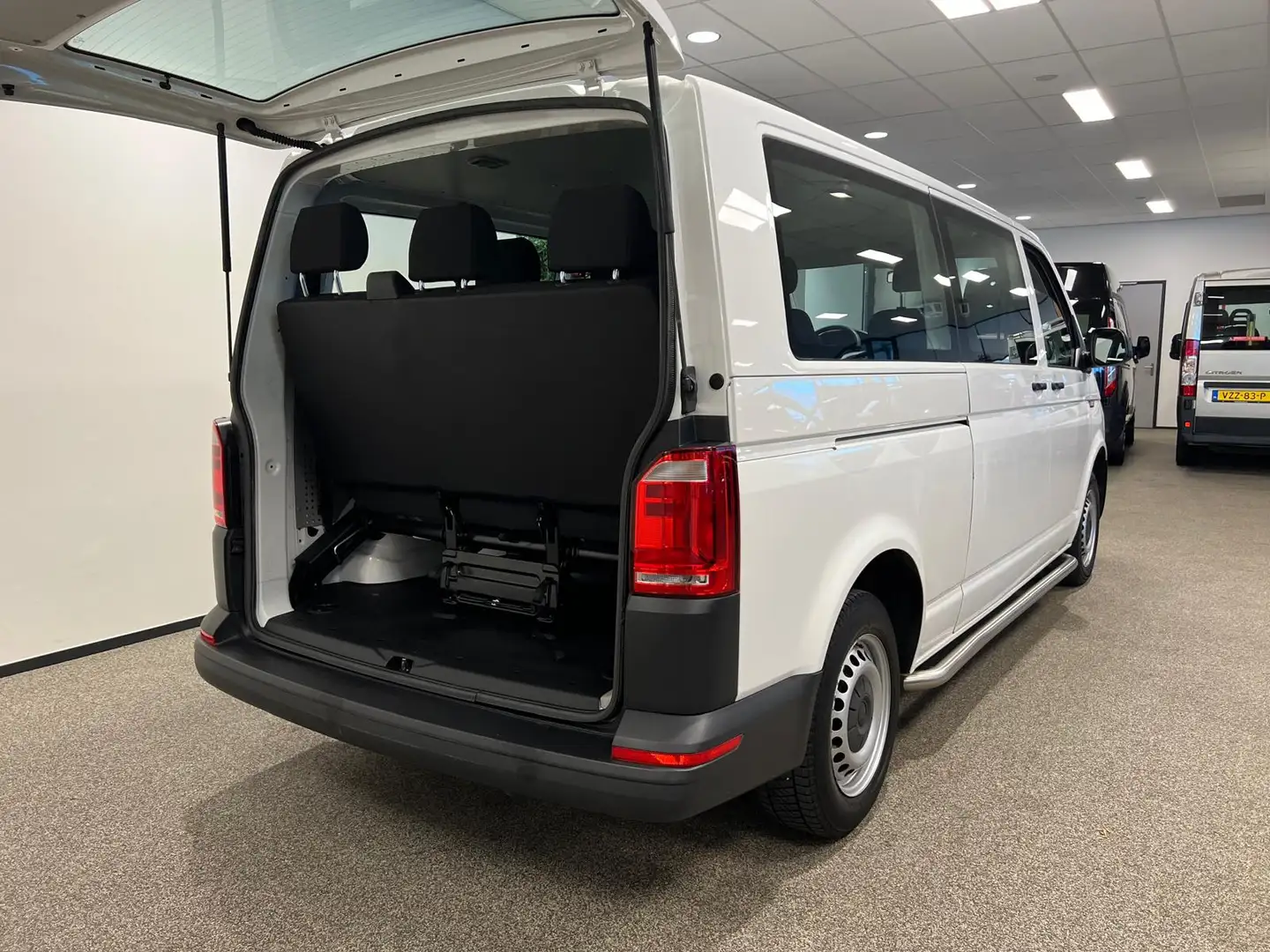 Volkswagen Transporter L2H1 Personenbus 9-pers. (2-2-2-3) Bílá - 2