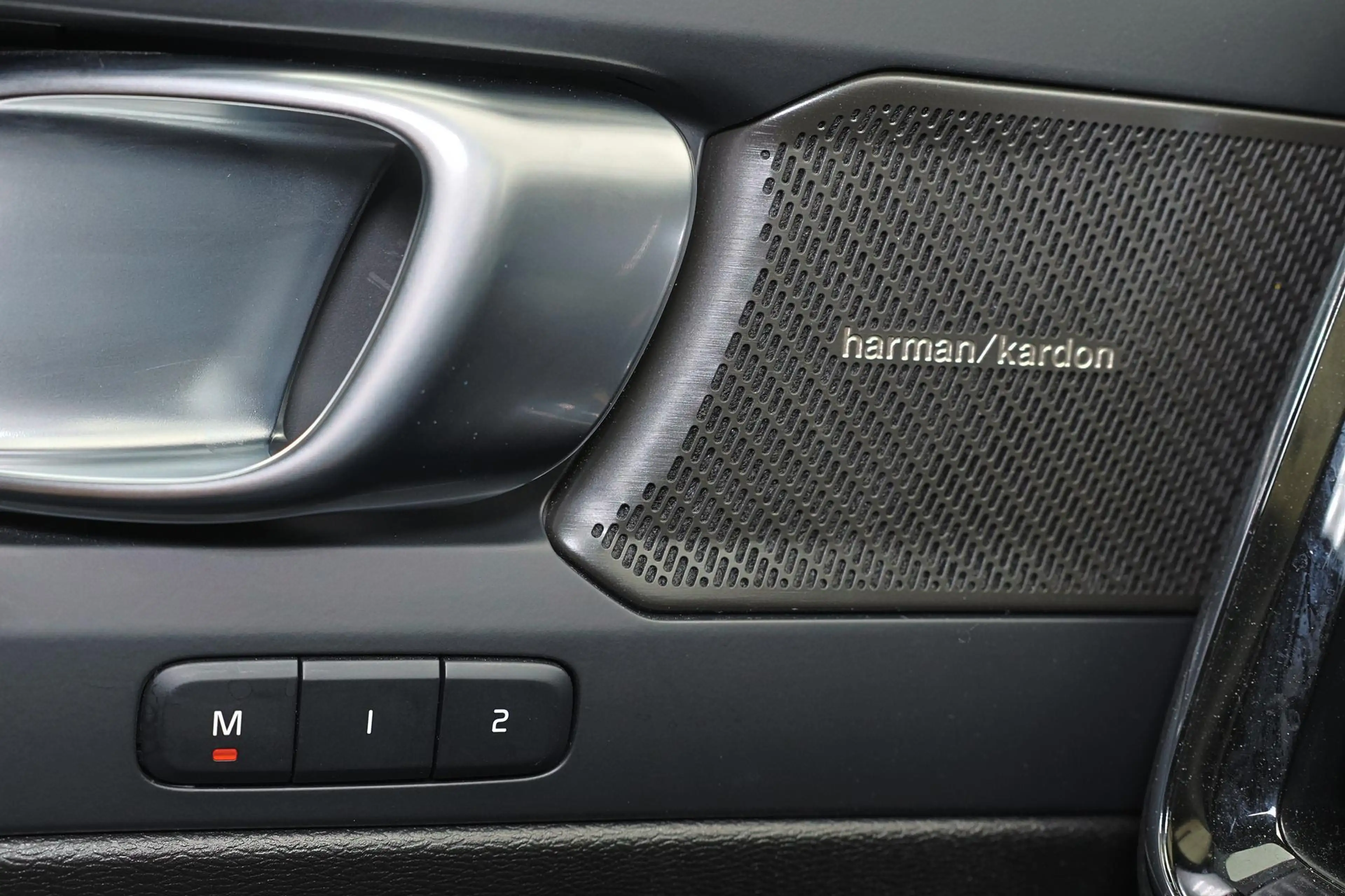 Volvo EX40 Performance Ultra Black Edition 82 kWh - Panorama/ — photo 12