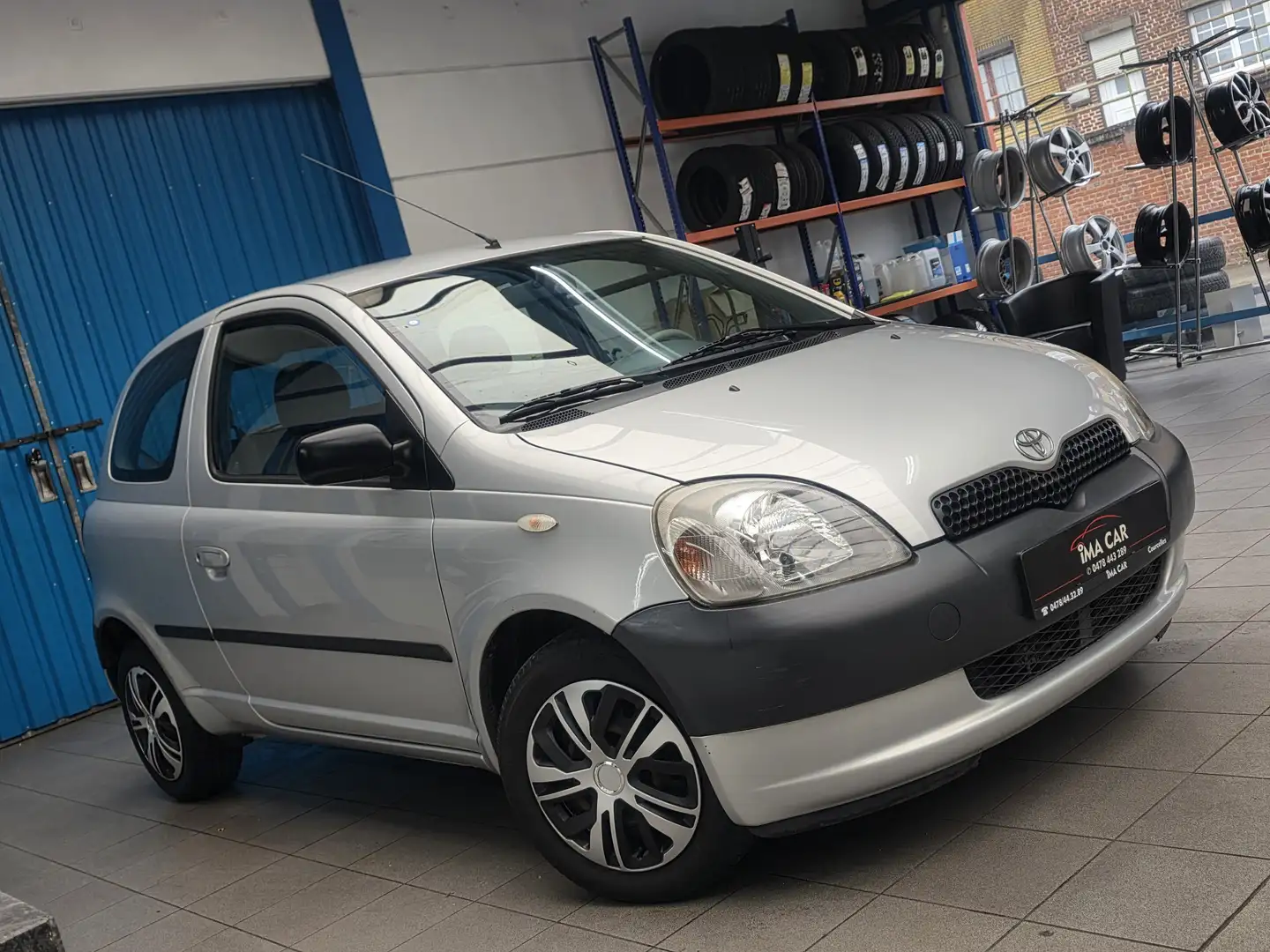Toyota Yaris 1.0i VVT-i 16v Linea Luna // AIRCO // Grau - 2