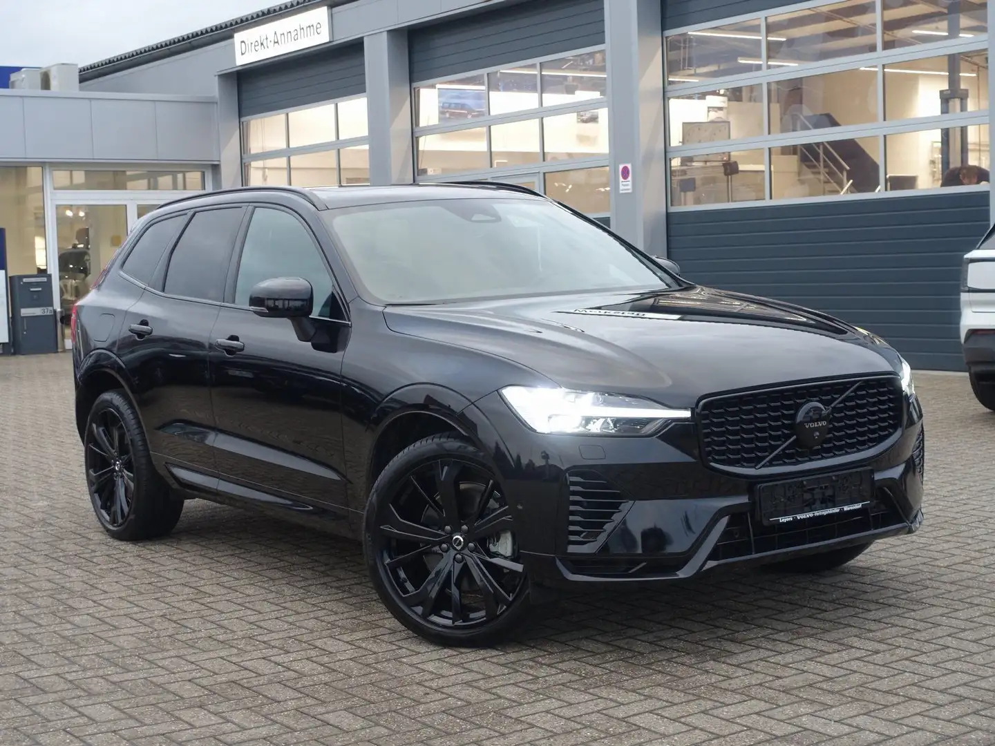 Volvo XC60 Black Edition Ultra T8 AWD/AHK/360°/Pano Schwarz - 2