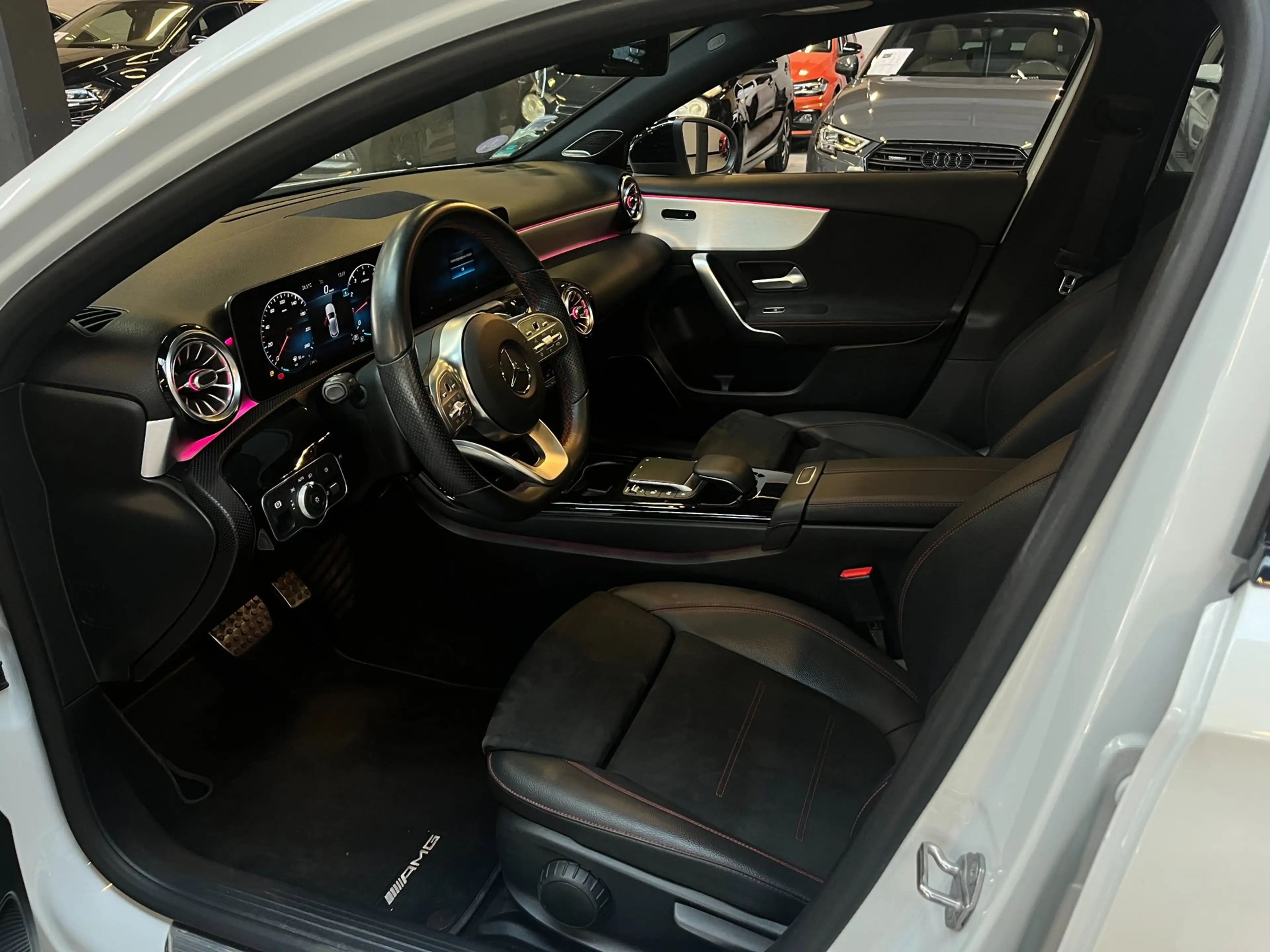 Mercedes-Benz A 200 Business Solution AMG Pano/Carplay/Camera/Sfeerver — photo 13