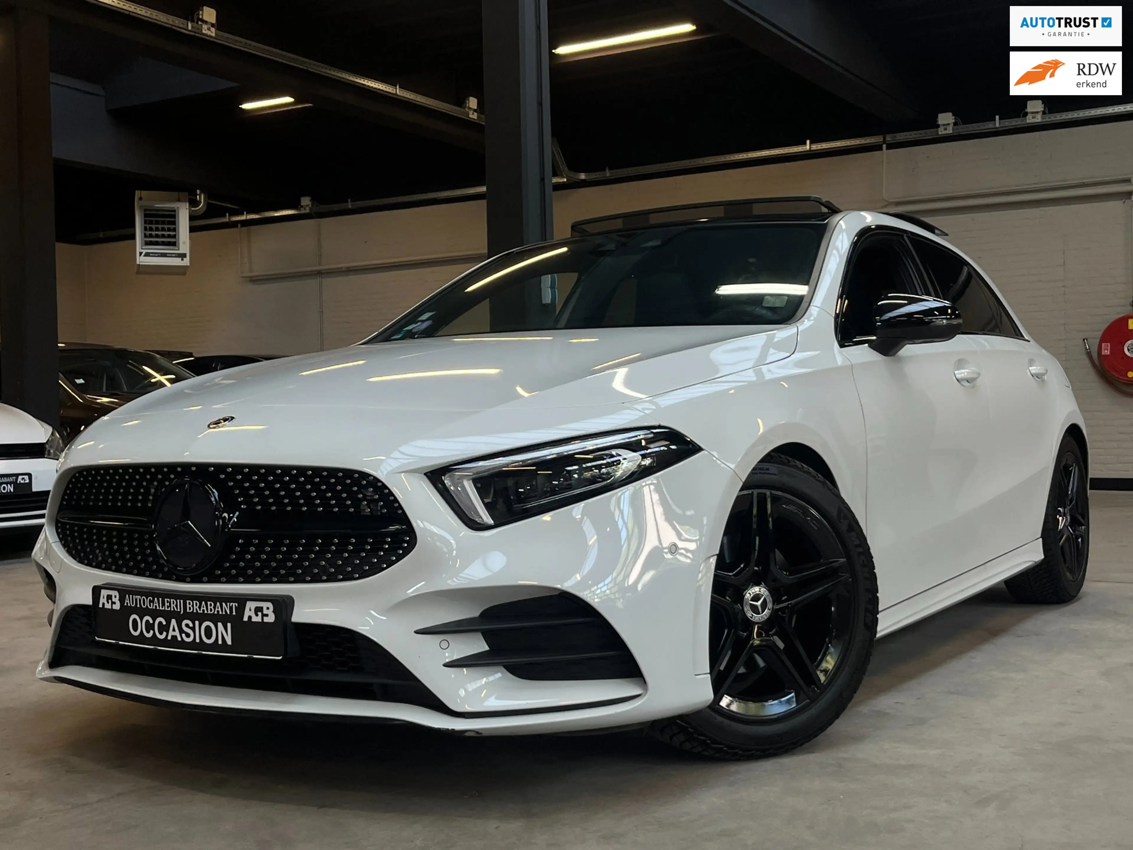 Mercedes-Benz A 200 Business Solution AMG Pano/Carplay/Camera/Sfeerver