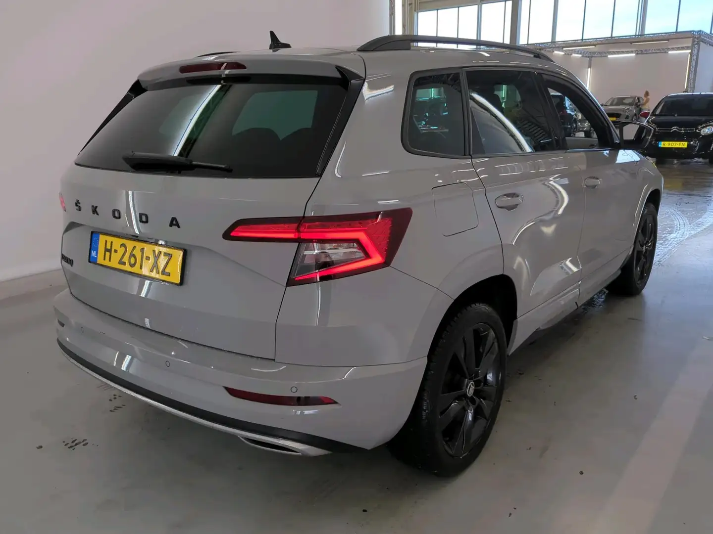 Skoda Karoq 1.5 TSI 150pk ACT Sportline Business | Panoramisch Grijs - 2