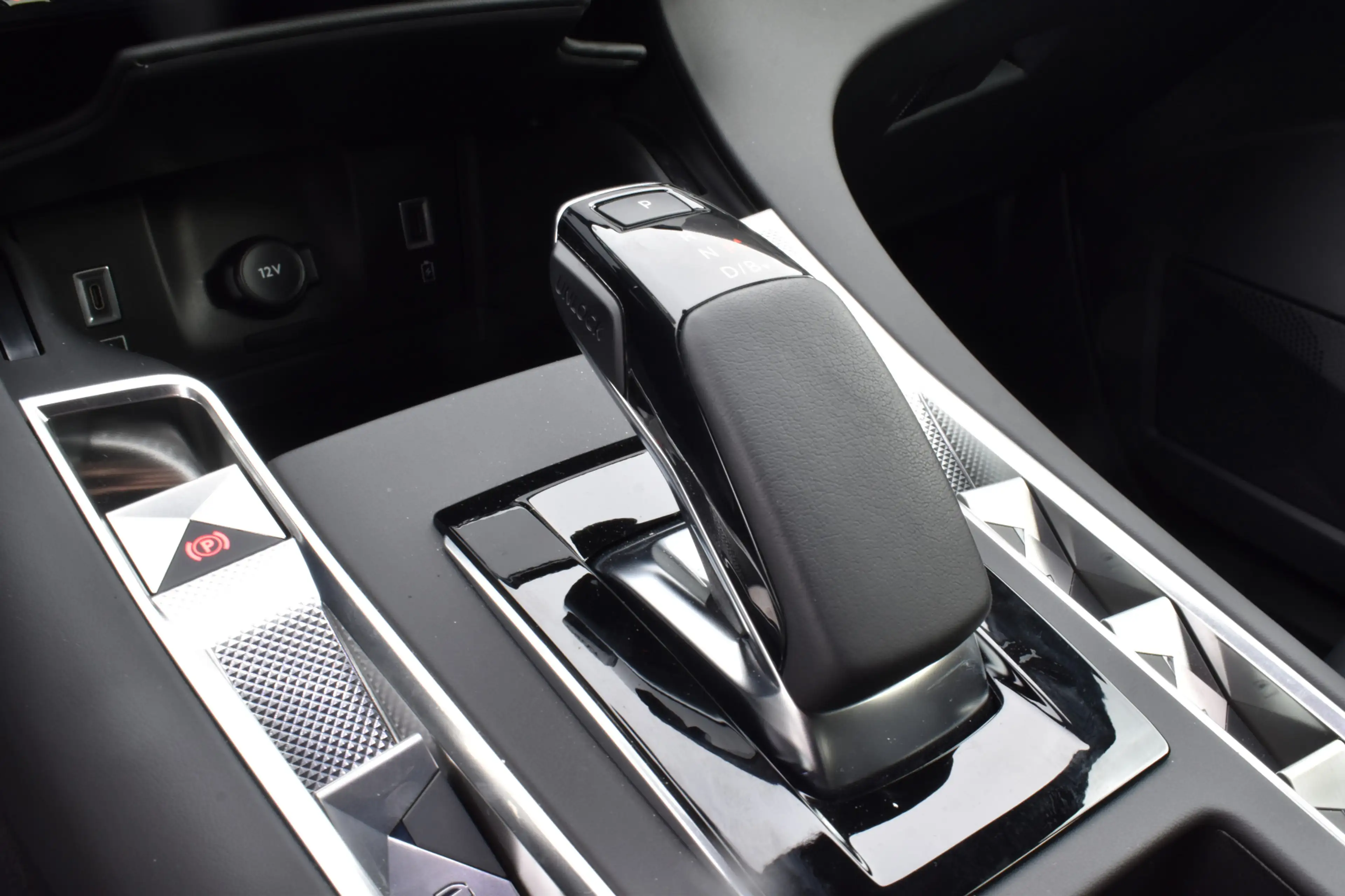 DS Automobiles DS 7 E-Tense 225 Rivoli Leder | Navi | — photo 15