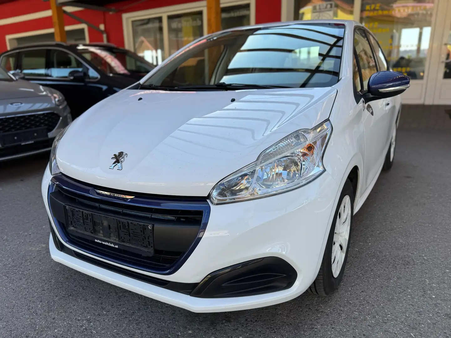 Peugeot 208 208 Like 1,2 PureTech 68 Like Weiß - 1