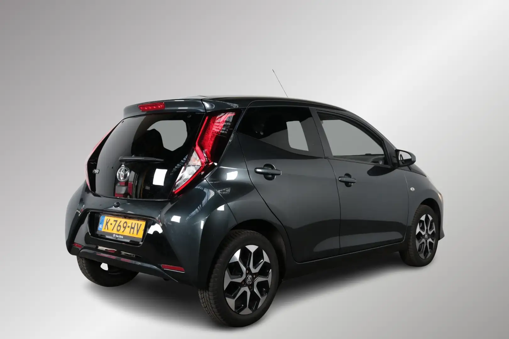 Toyota Aygo 1.0 VVT-i x-joy, Origineel NL, 1e eigenaar, DAB , Grigio - 2