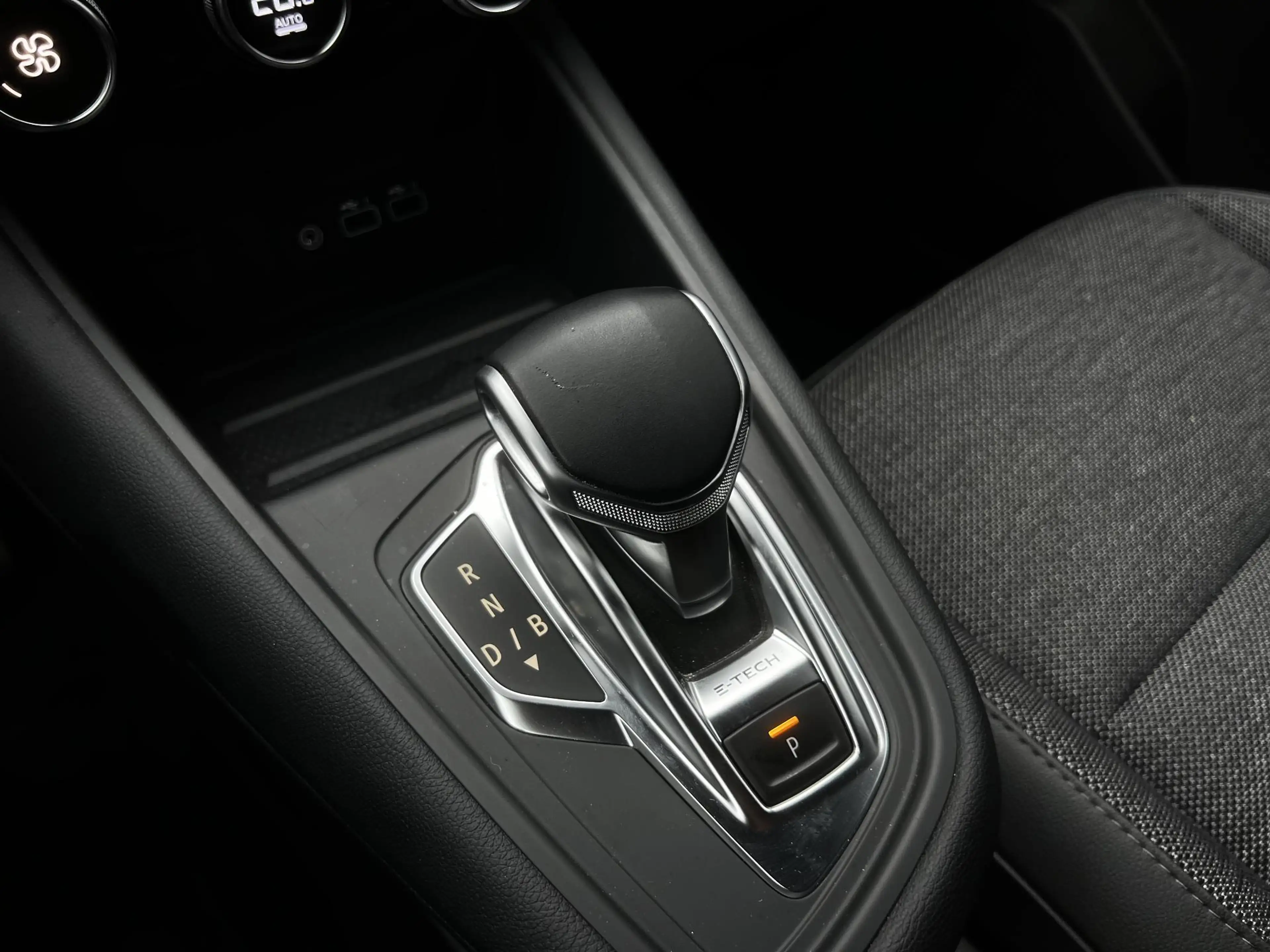 Renault Captur 1.6 E-Tech Hybrid 145 Rive Gauche | Apple Carplay — photo 24