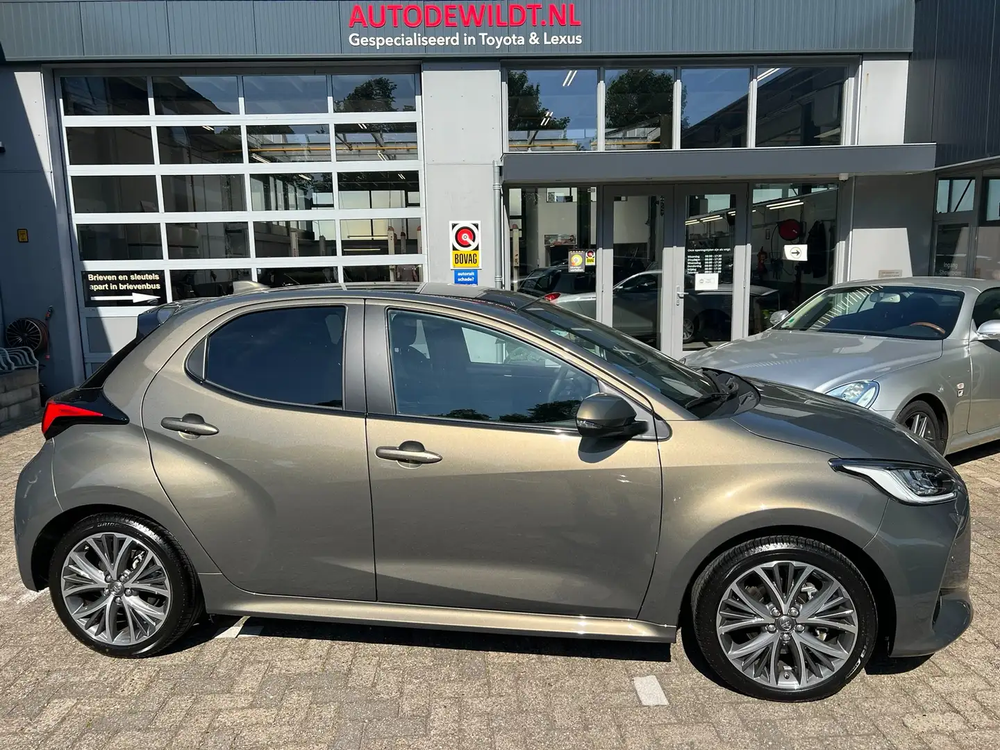Toyota Yaris Hybrid 130 Executive A/T + FABRIEKSGARANTIE Groen - 1