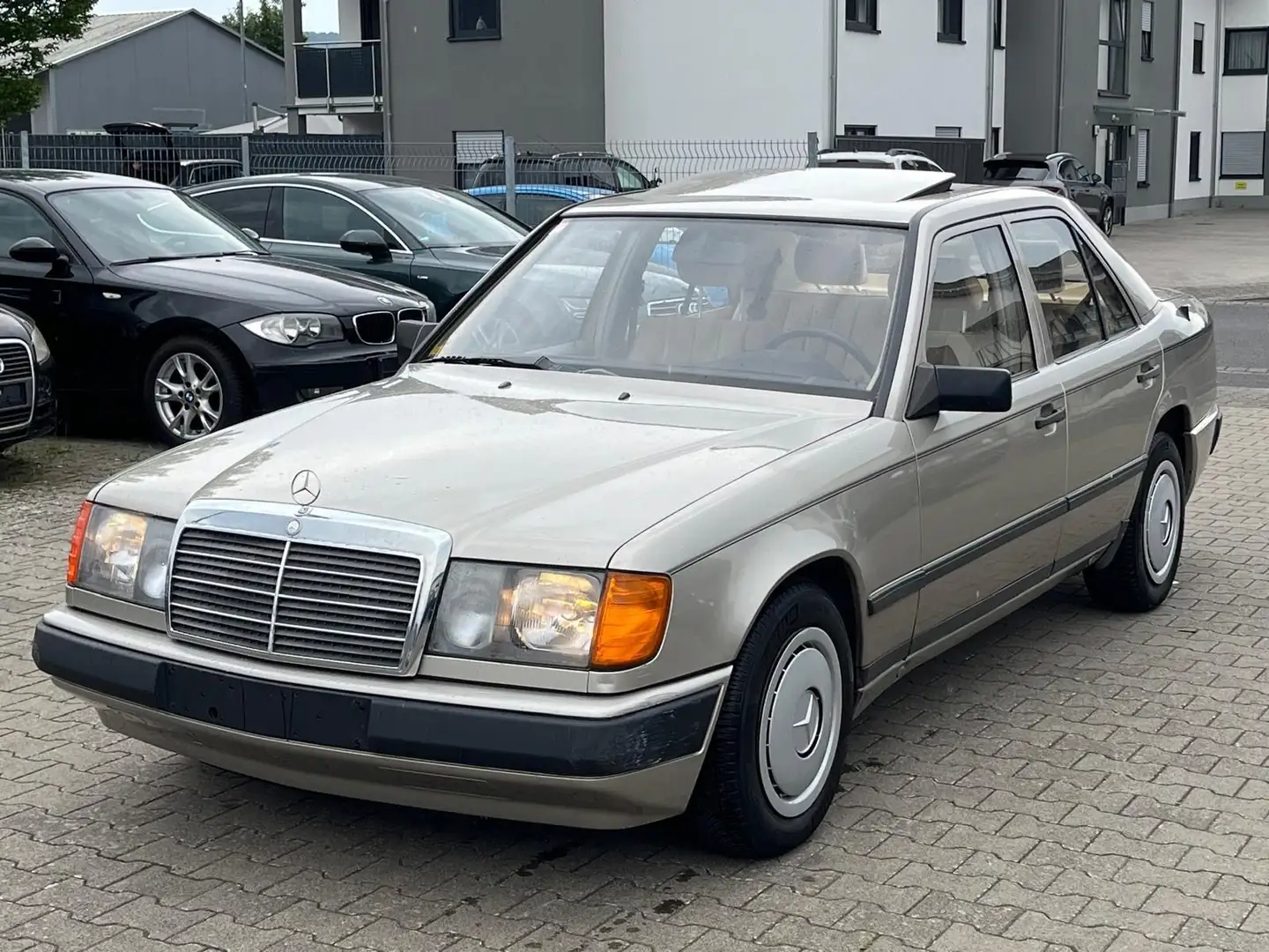Mercedes-Benz E 300 H-Kennzeichen Klima Automatik Schiebedach Zlatna - 1