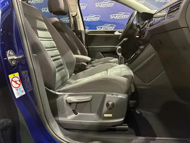Volkswagen Touran view 2