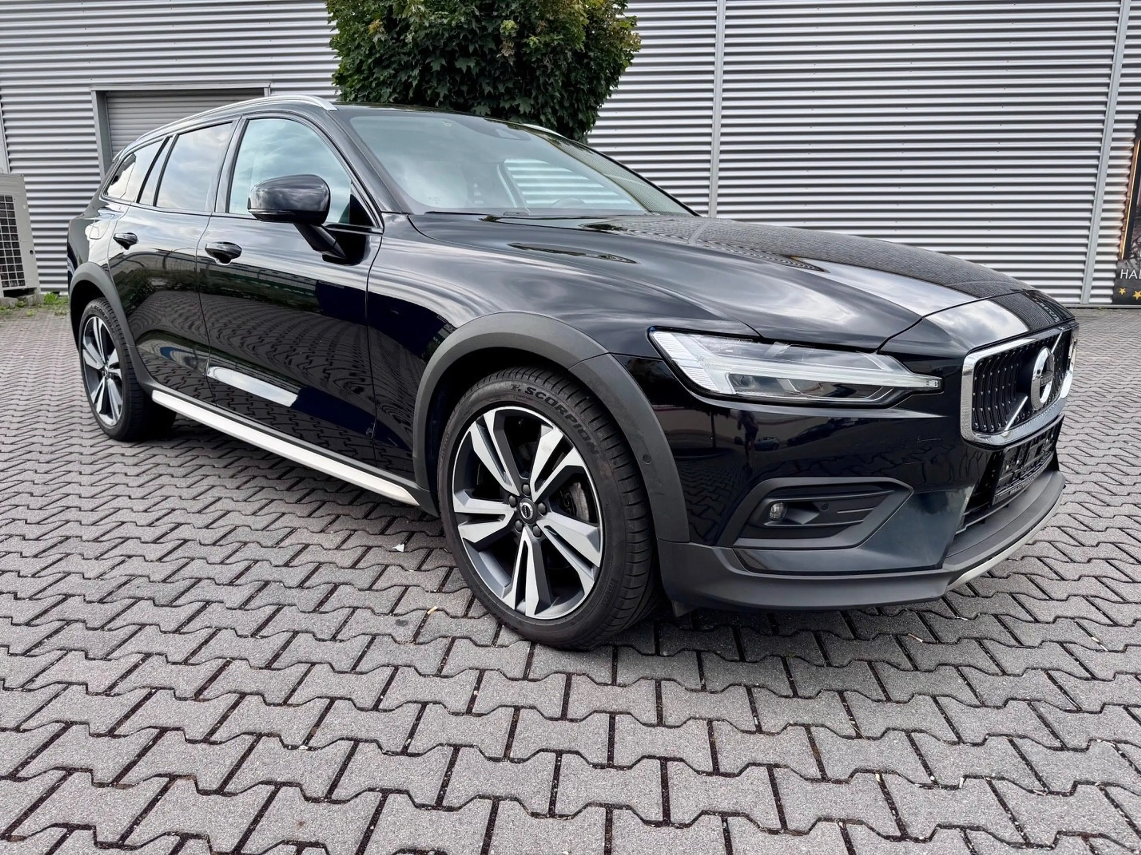 Volvo V60 Cross Country Pro AWD - DAB+LEDER+PILOT-ASSIST+XENIUM+CAM+19" — photo 2