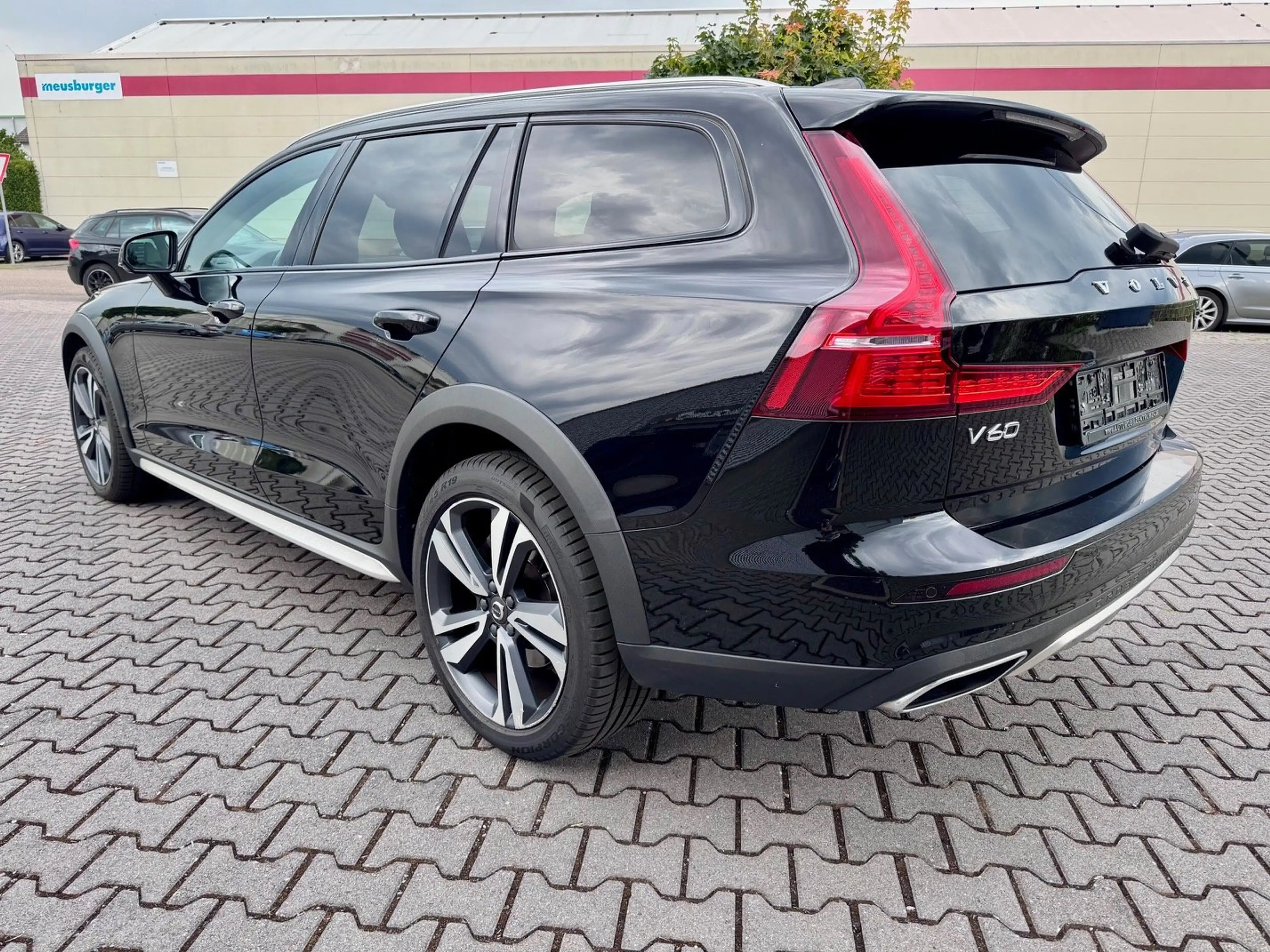 Volvo V60 Cross Country Pro AWD - DAB+LEDER+PILOT-ASSIST+XENIUM+CAM+19" — photo 3