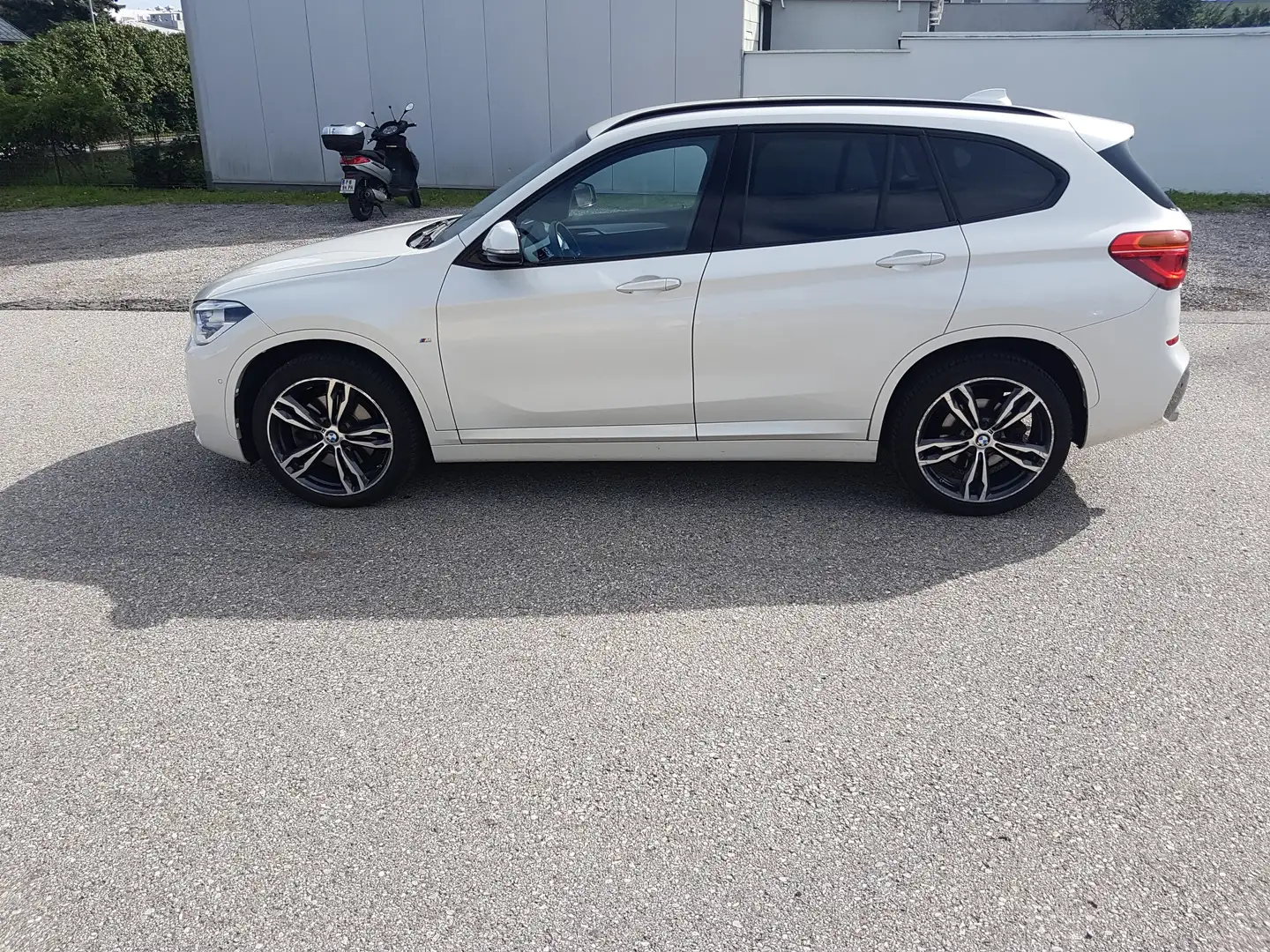 BMW X1 xDrive20d Aut. M Sportpaket Teilleder NAVI HEAD UP Weiß - 1
