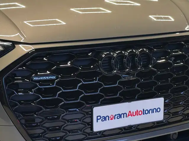 Audi Q5 view 8