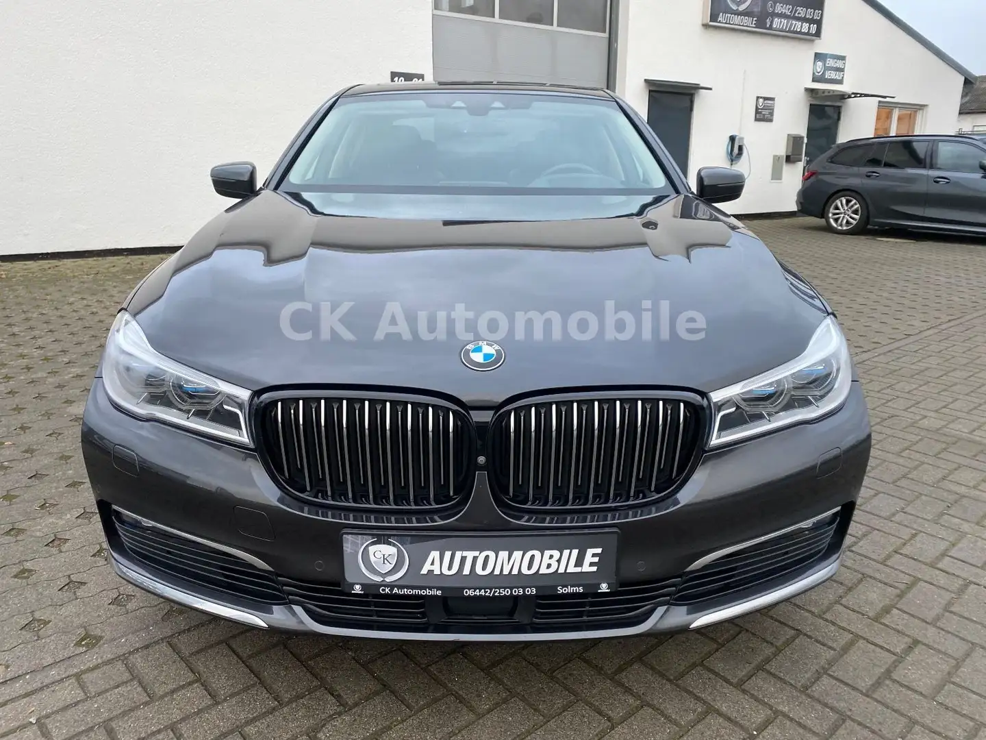 BMW 740 i Shadow-Line/Laser/Head-Up/360°Kamera/ACC Šedá - 2