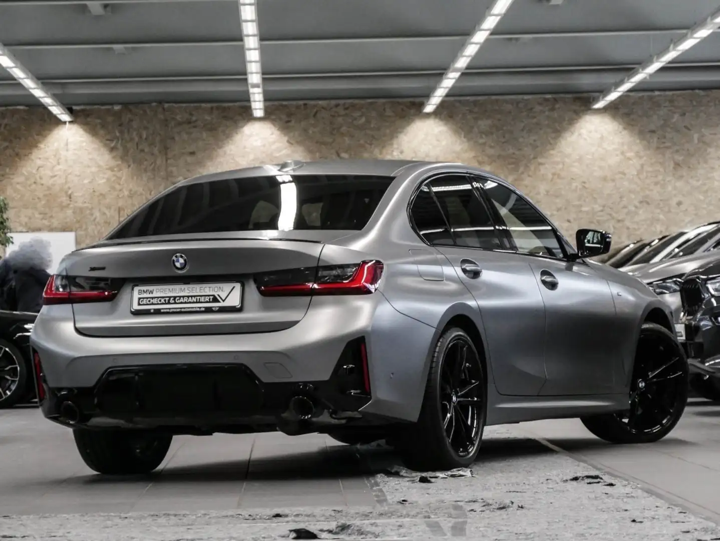 BMW 330 i xDrive M Sport ACC RFK NAVI LED PDC V+H LM Grau - 2