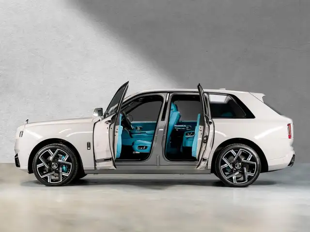 Rolls-Royce Cullinan Black Badge 26` " 4 Seater+Starlight"