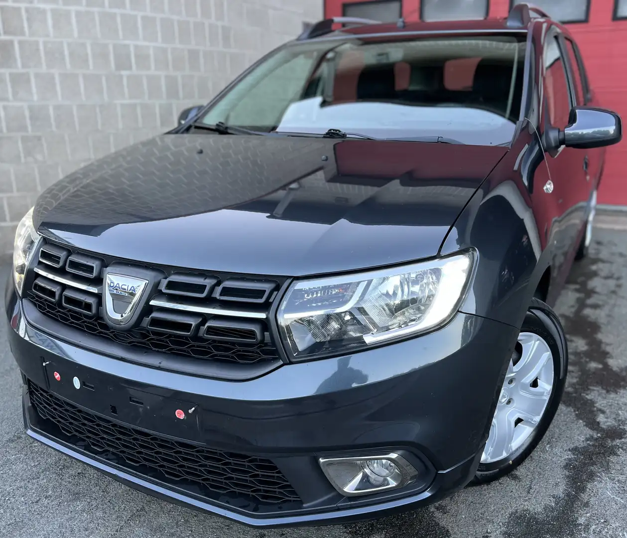 Dacia Logan MCV 0.9 TCe Lauréate + CLIM + NAVI Grijs - 1
