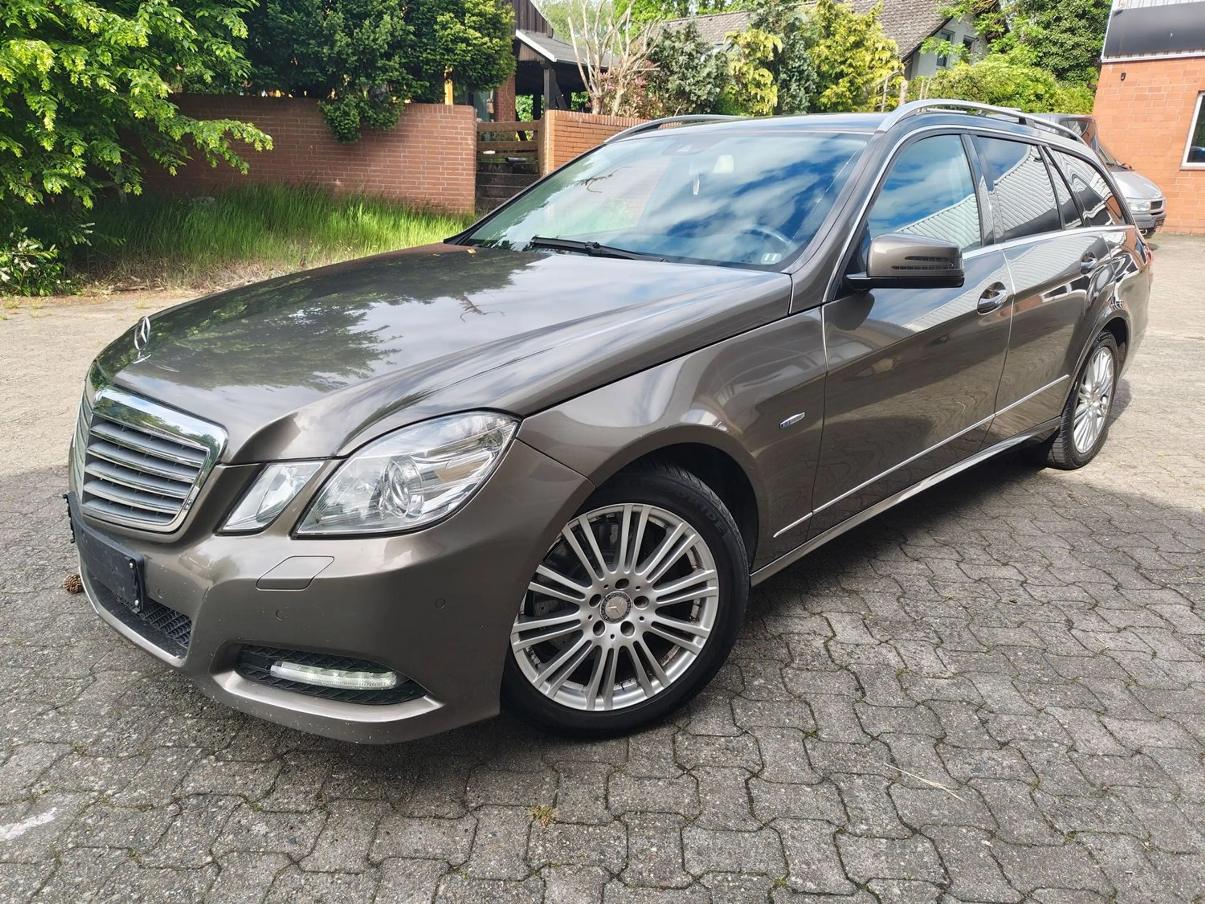 Mercedes-Benz E 350 CDI Avantgarde*Automatik*PDC*Leder*Navi*Bi-Xenon*