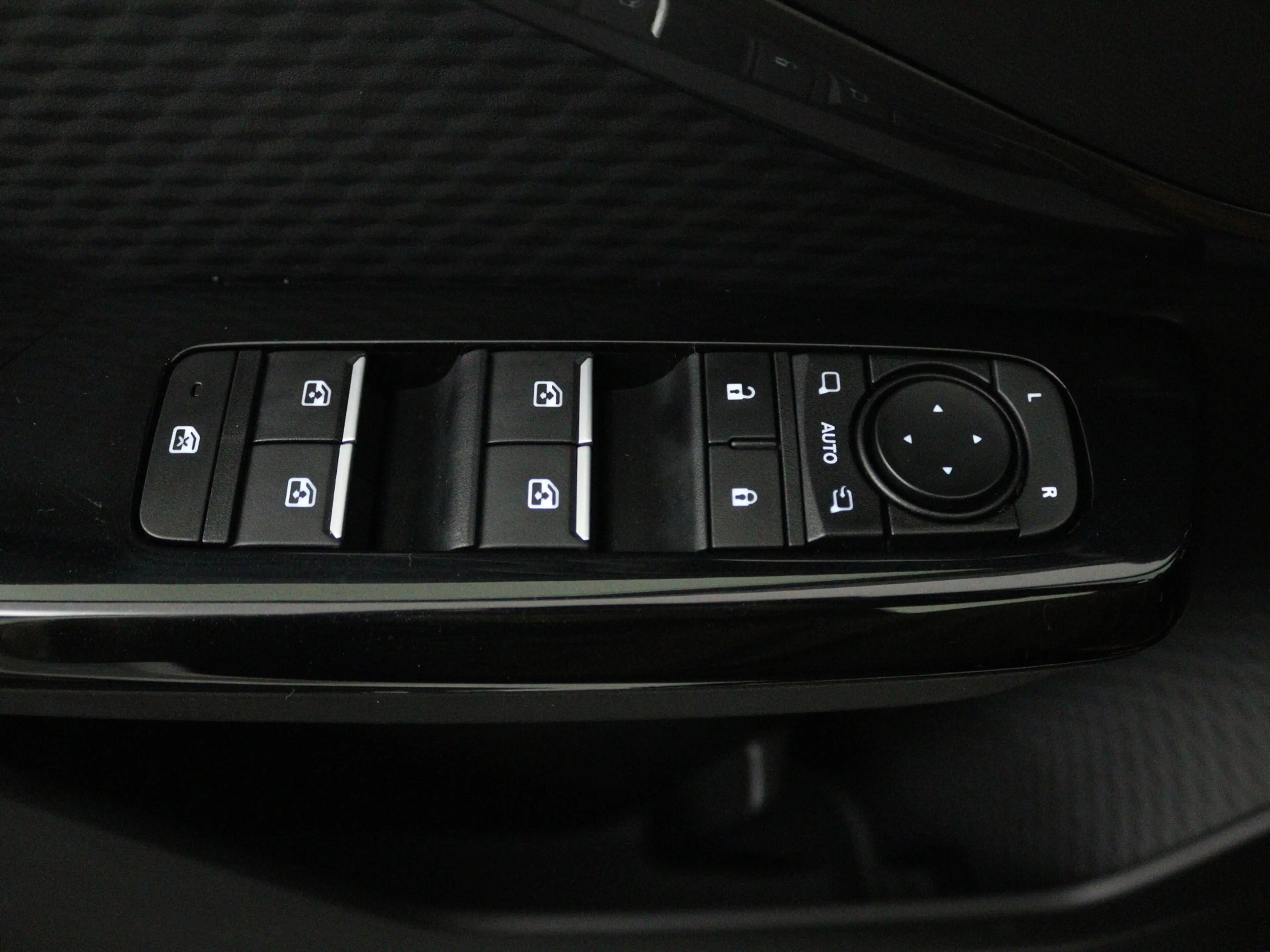Toyota Urban Cruiser Executive 61 kWh — photo 4