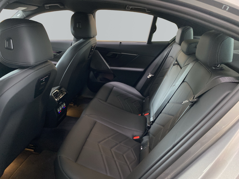 BMW 550 e xDrive Limousine — photo 9