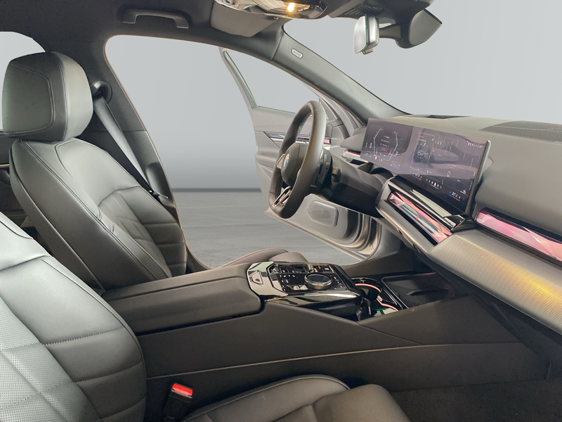 BMW 550 e xDrive Limousine — photo 11