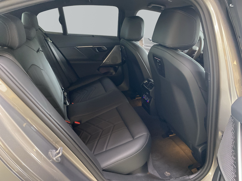 BMW 550 e xDrive Limousine — photo 10