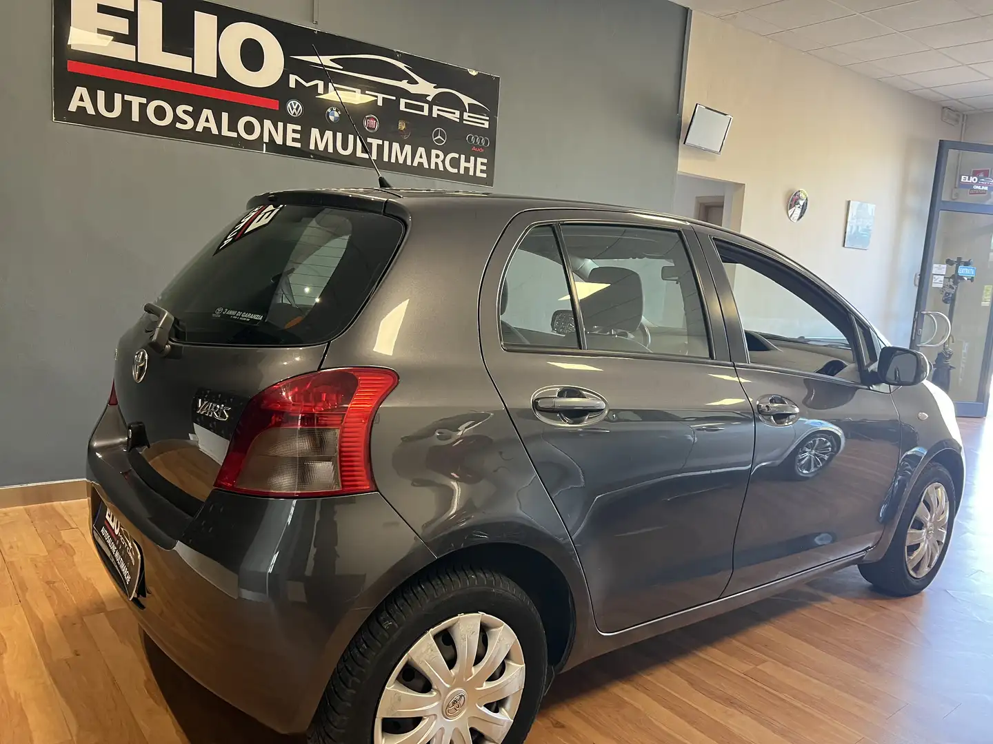 Toyota Yaris 5p 1.3 Sol c/CL - 2