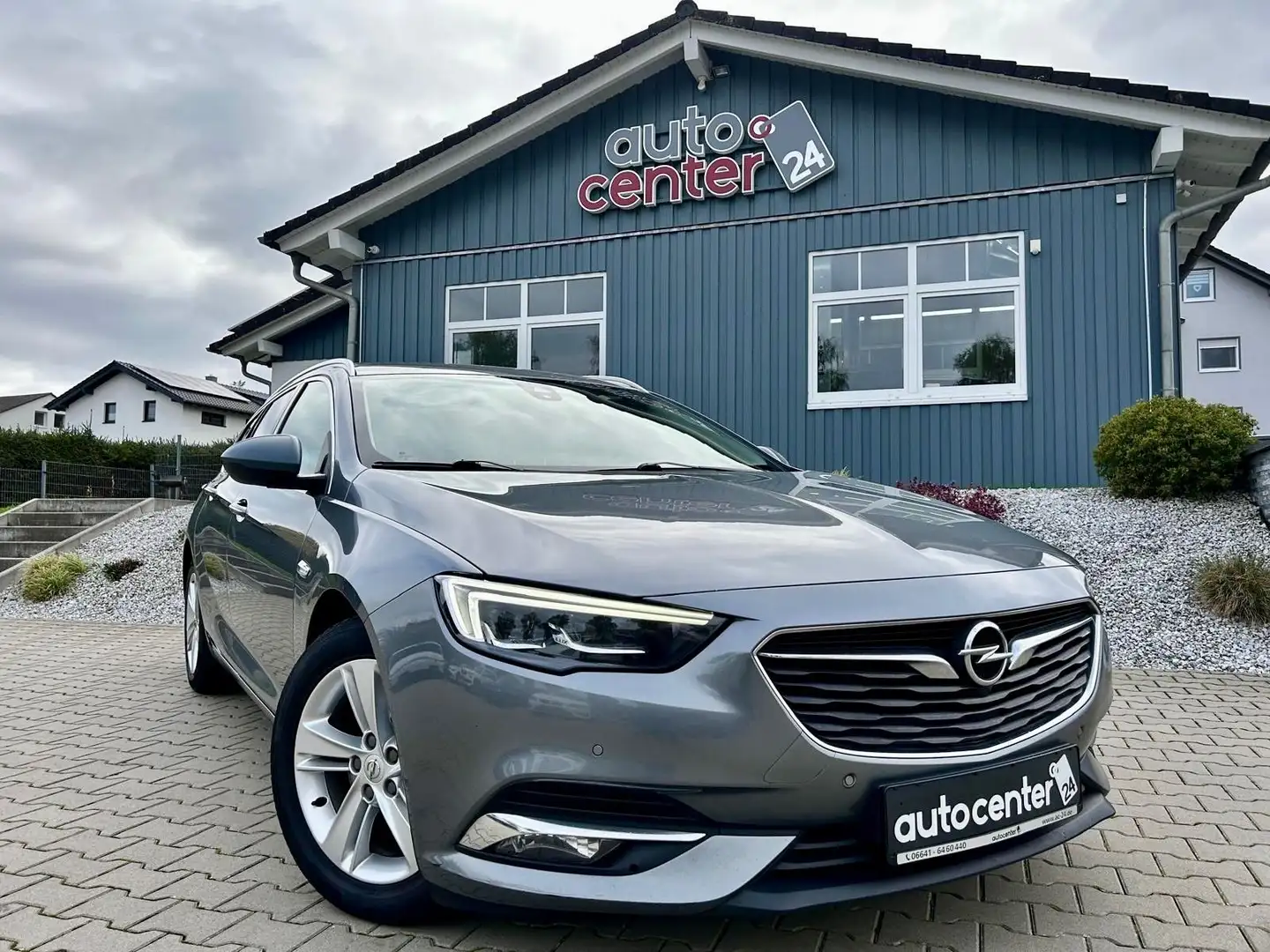 Opel Insignia 2.0 CDTI Sports Tourer°Innovation°Autom Grau - 1