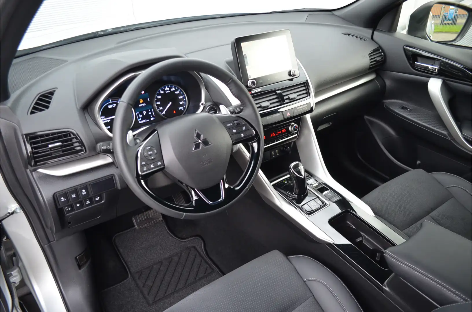 Mitsubishi Eclipse Cross PHEV 2.4 EXECUTIVE 4WD | PLUG IN HYBRID | ALL SEAS Zilver - 2