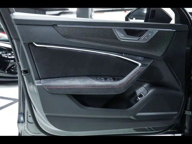 Audi RS6 Avant view 9
