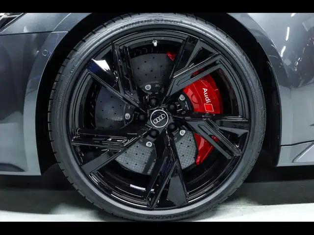Audi RS6 Avant view 8
