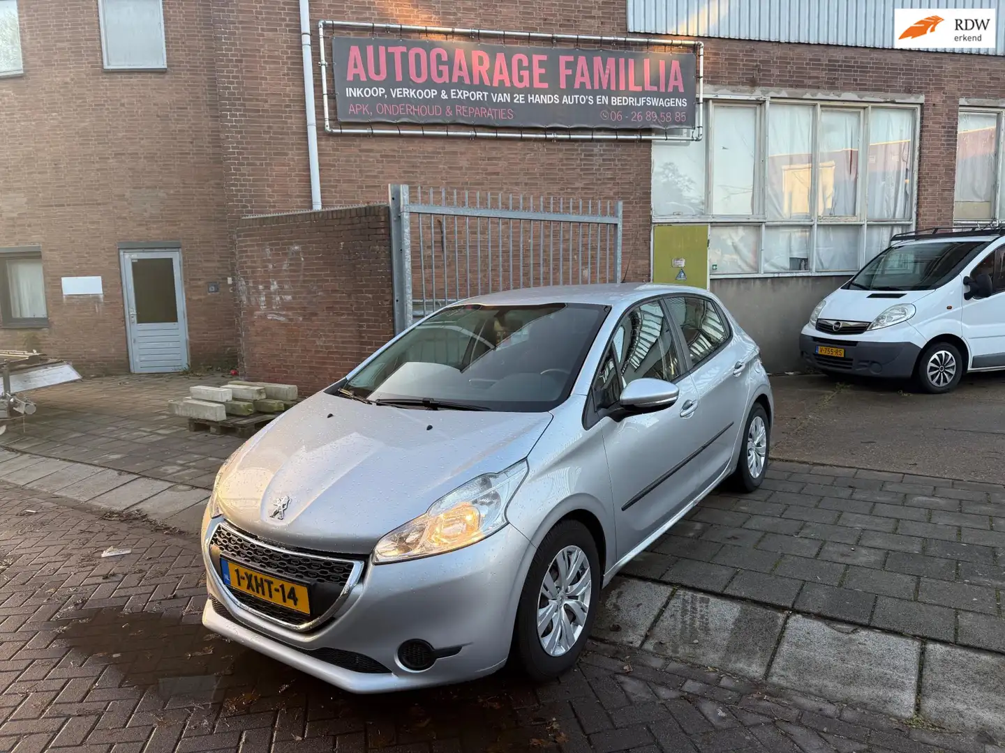 Peugeot 208 1.4 HDi Active Grijs - 1