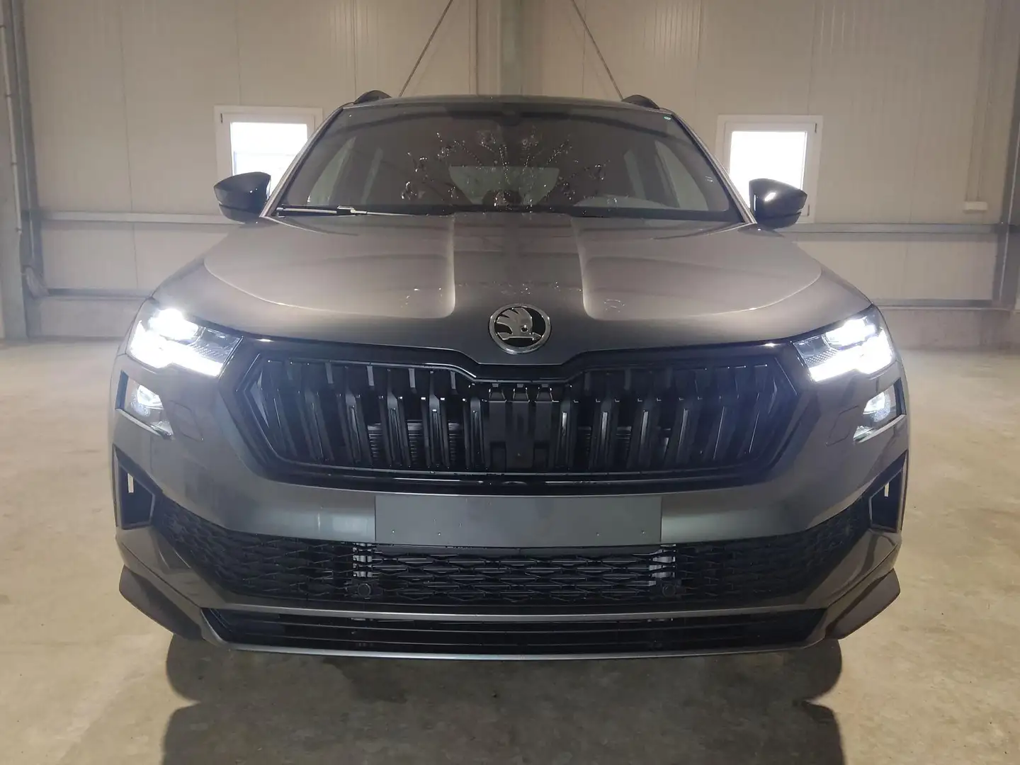 Skoda Karoq Sportline 1,5 TSI 150 PS DSG Navi-Anhängerkuppl... Grau - 2