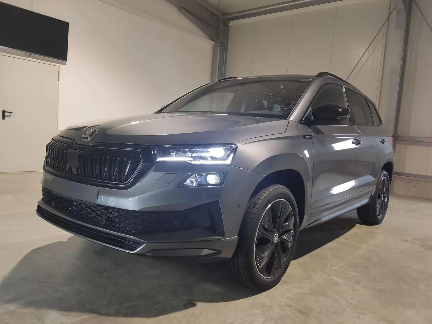 Skoda Karoq Sportline 1,5 TSI 150 PS DSG Navi-Anhängerkuppl... Grau - 1