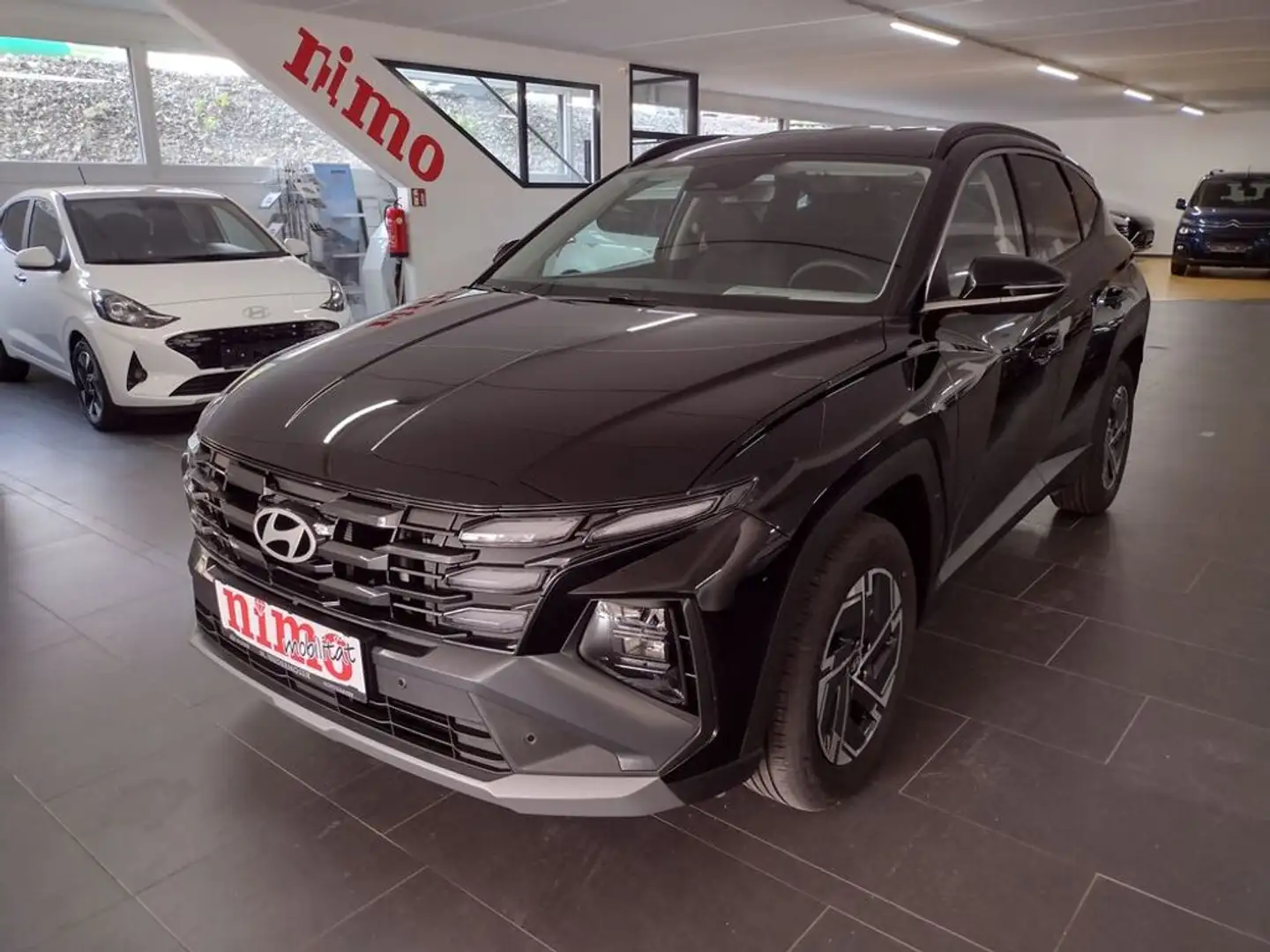 Hyundai TUCSON 1,6 T-GDI HEV 4WD Jubilé Aut. Schwarz - 2
