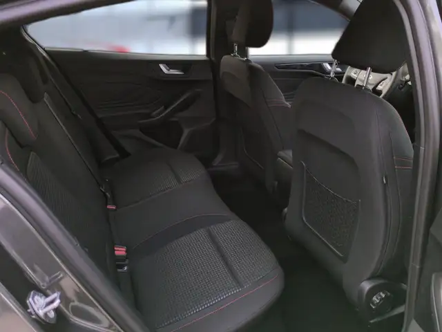 Ford Focus view 15