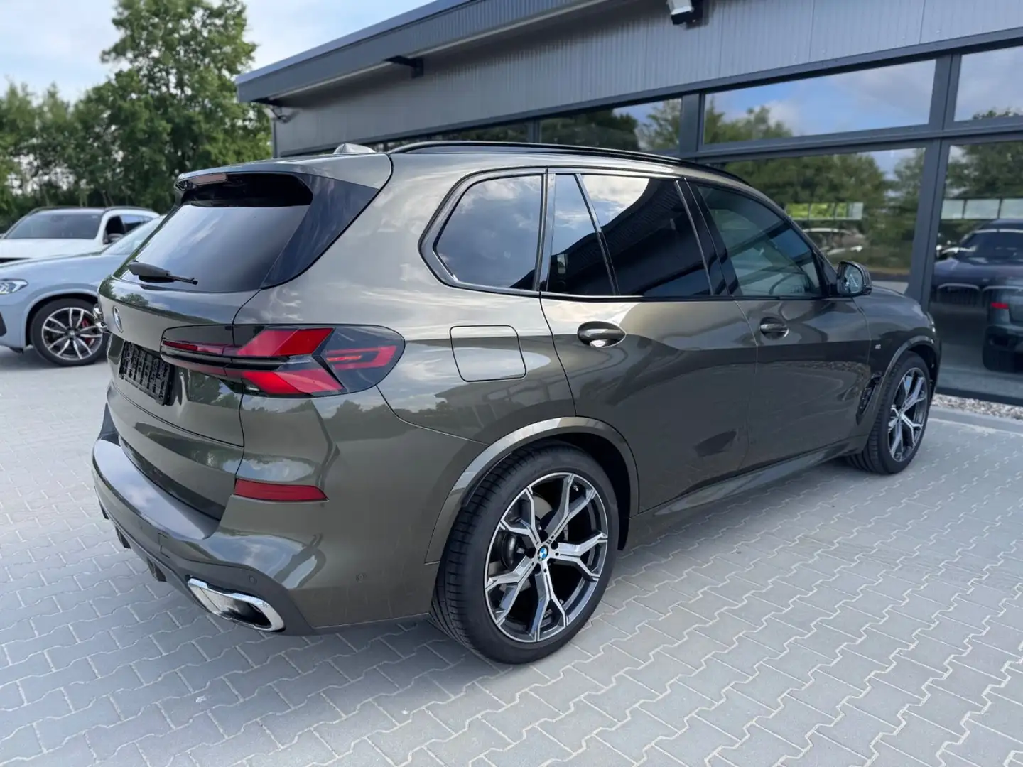 BMW X5 30d M Sport -2Achs-SkyL-BelüSitz-Massage-B&W Grün - 2